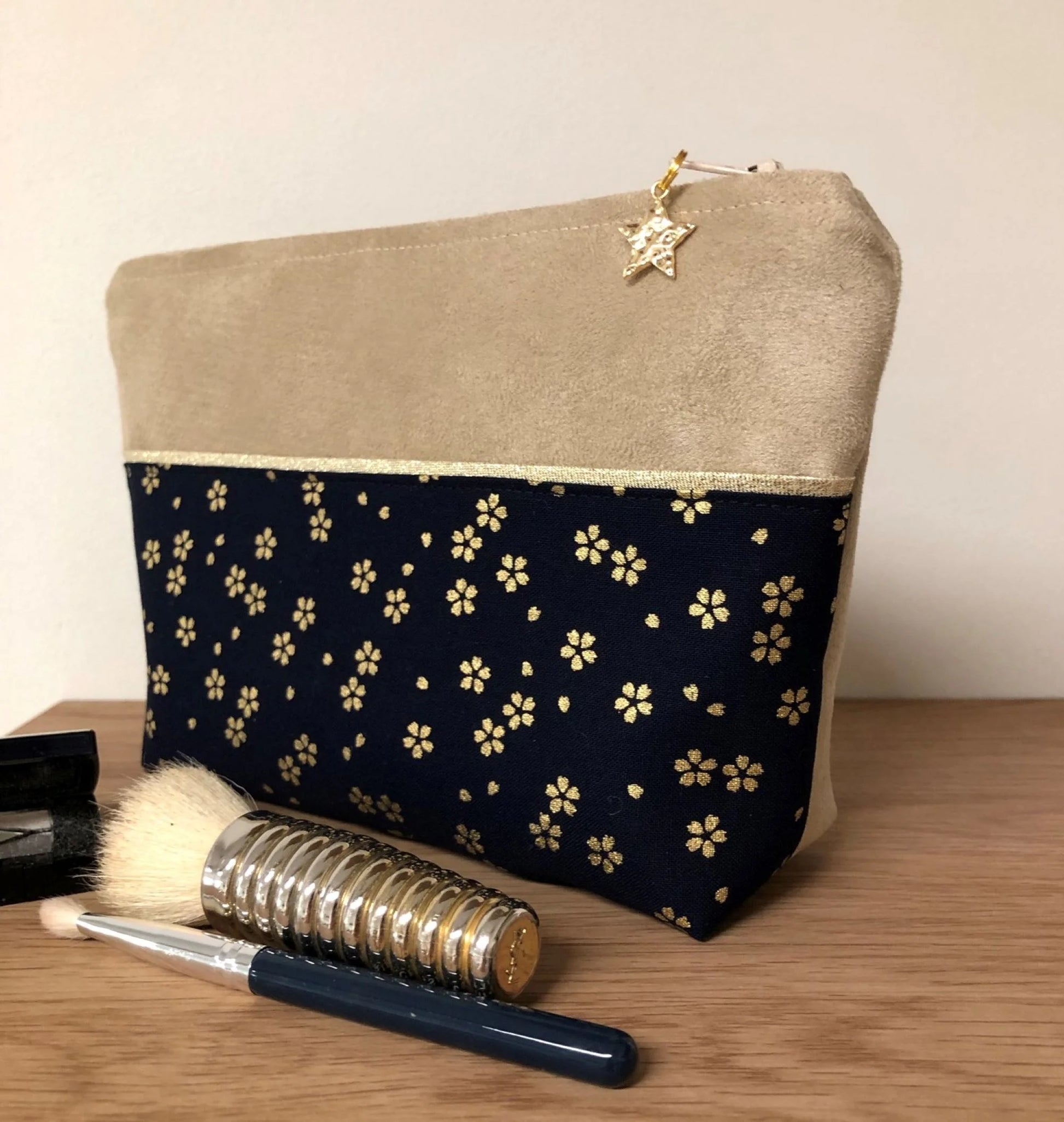 La pochette à maquillage beige en tissu japonais Sakura bleu nuit