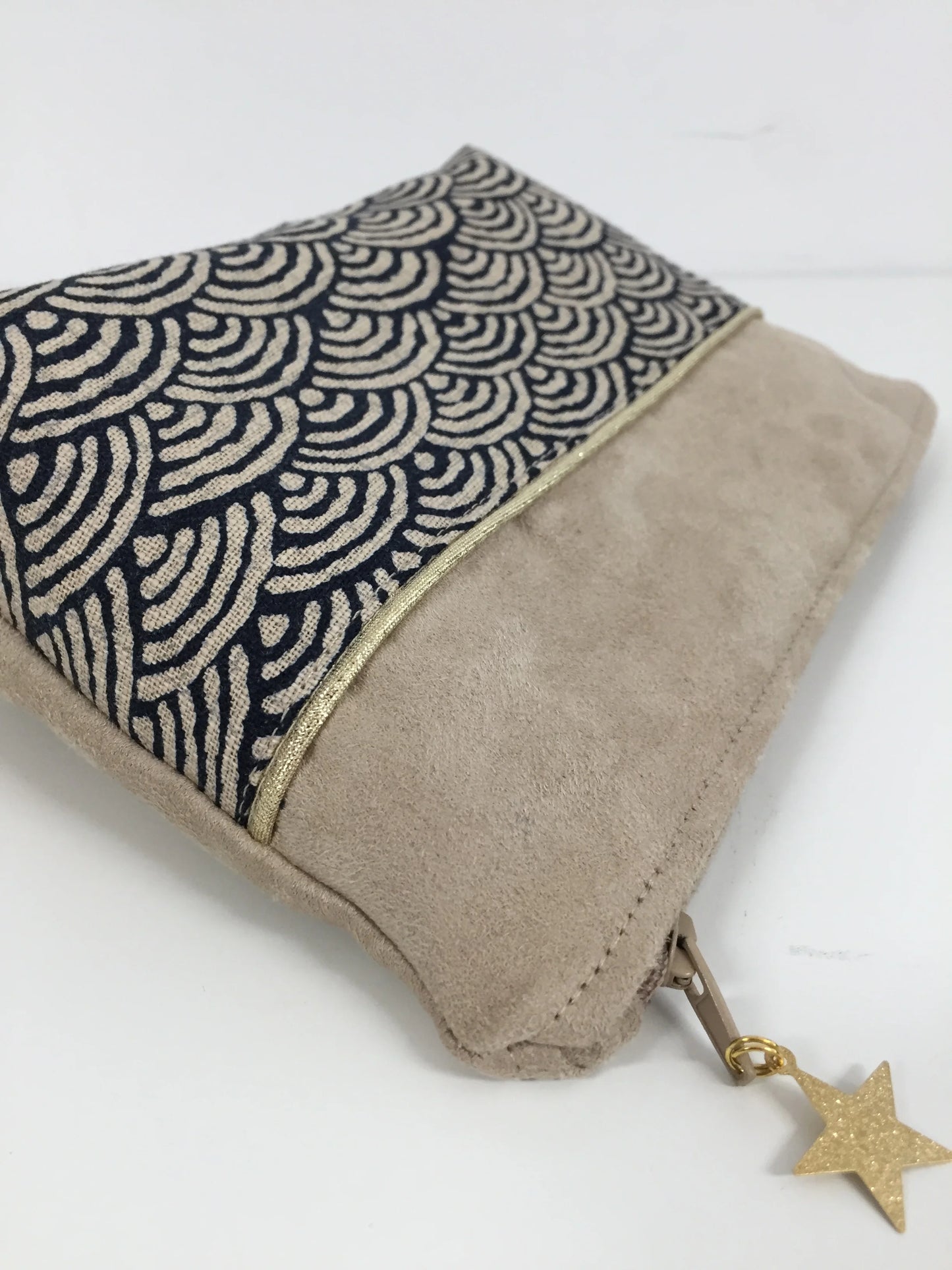 Vue détaillée de La pochette à maquillage beige en tissu japonais Seigaiha bleu nuit