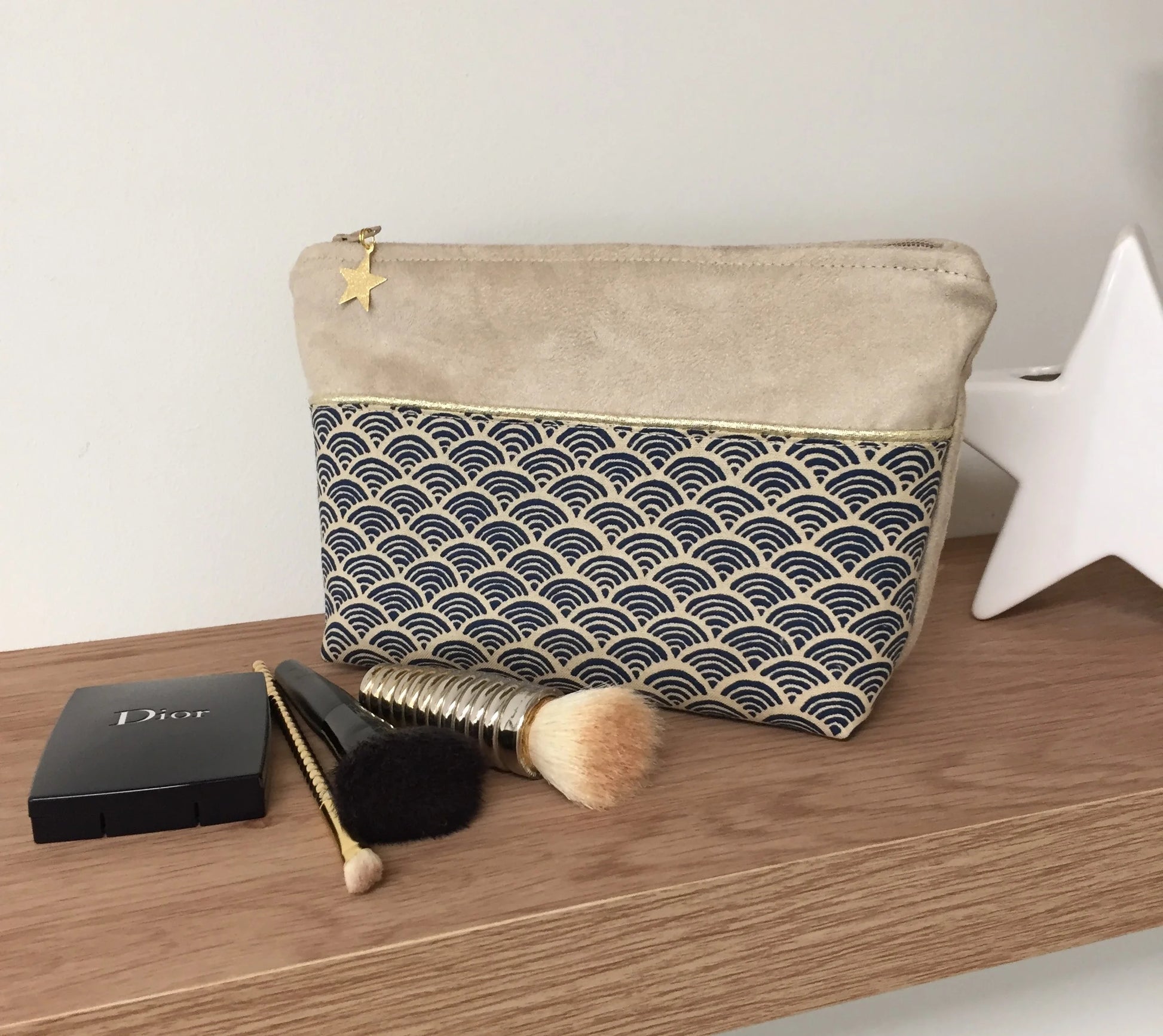 La pochette à maquillage beige en tissu japonais Seigaiha bleu marine.