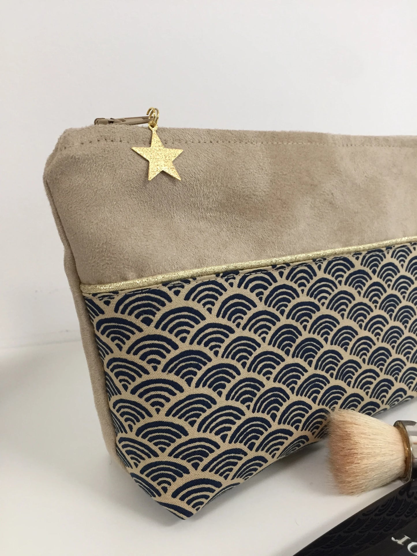 Vue de détail de la pochette à maquillage beige en tissu japonais Seigaiha bleu marine