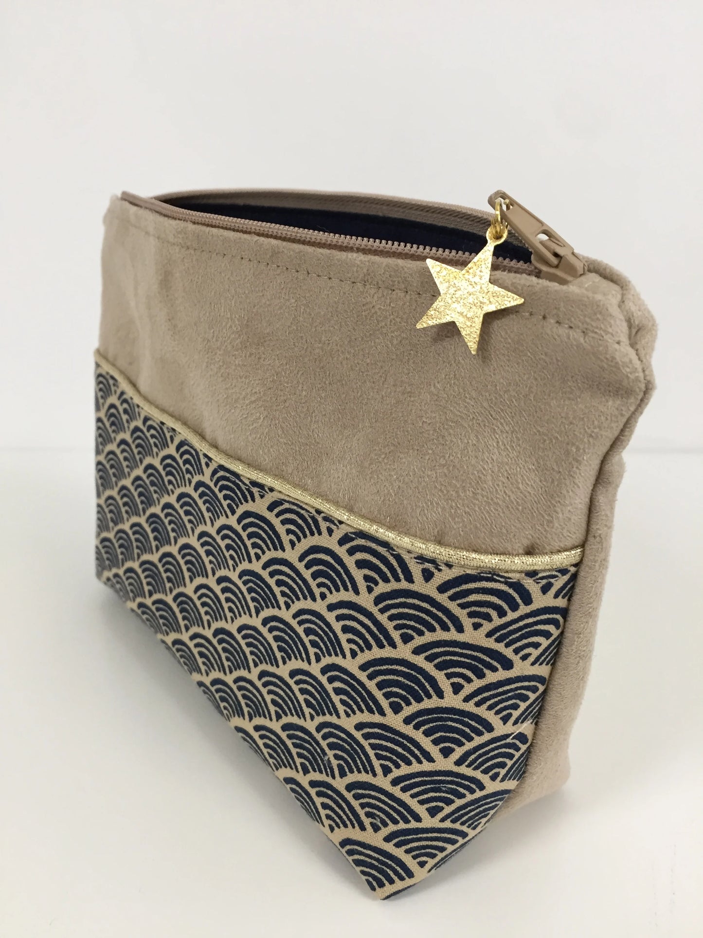 Vue latérale de la pochette à maquillage beige en tissu japonais Seigaiha bleu marine