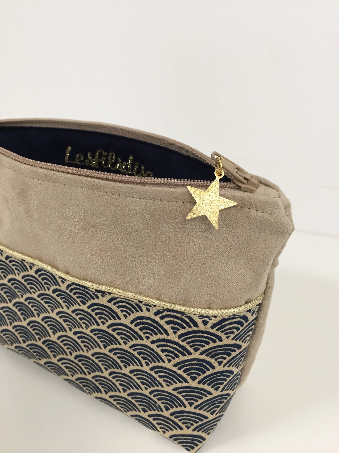 La pochette à maquillage beige en tissu japonais Seigaiha bleu marine, ouverte