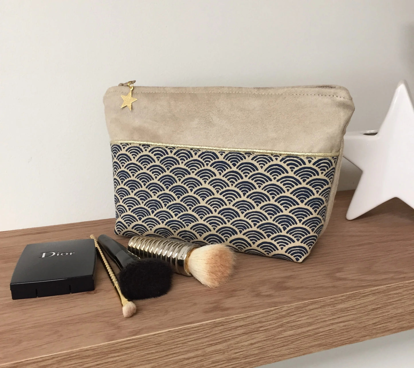 La pochette à maquillage beige en tissu japonais Seigaiha bleu marine, vue de face