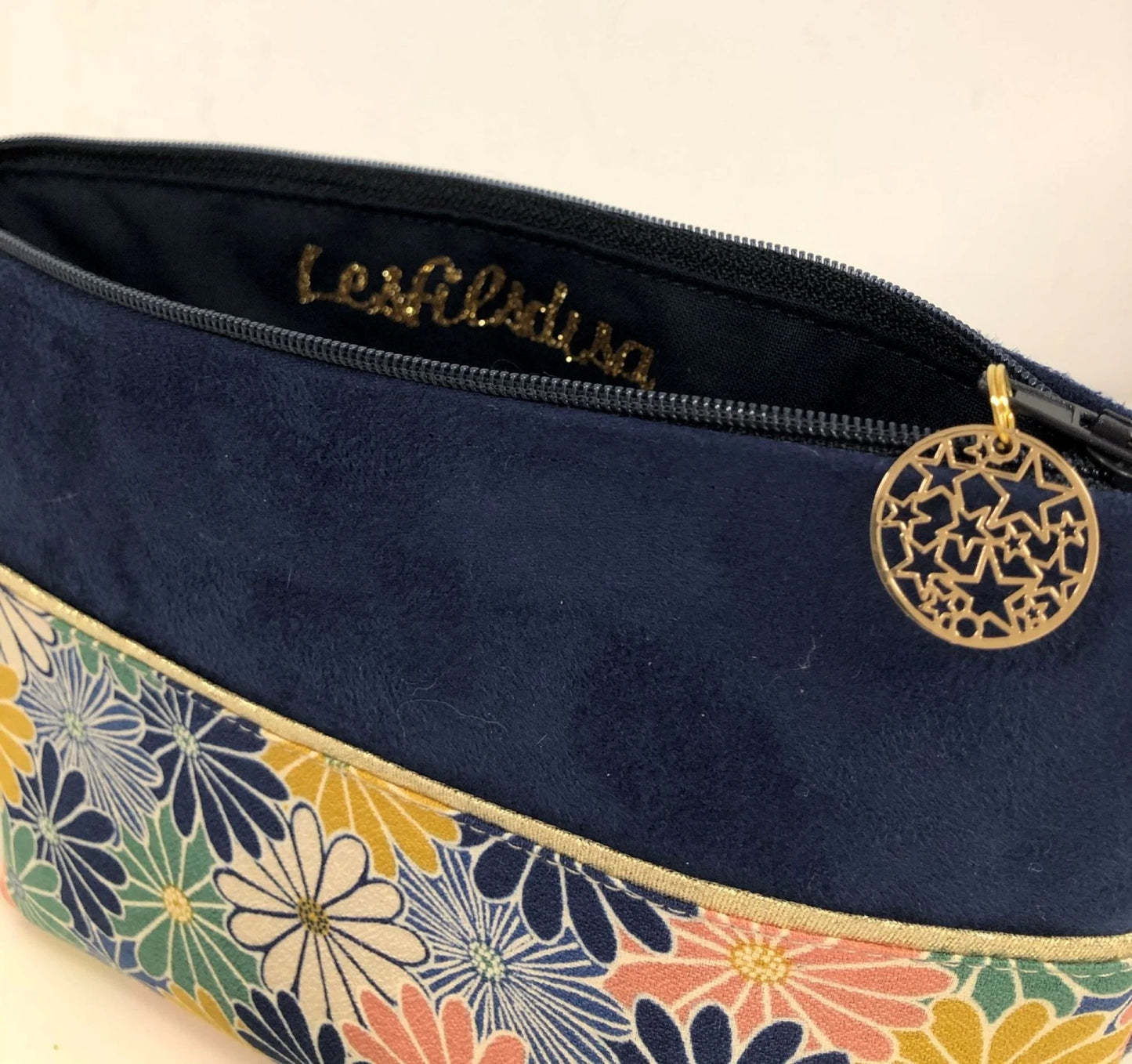 La pochette à maquillage bleu marine en tissu japonais fleuri Kiku, ouverte.