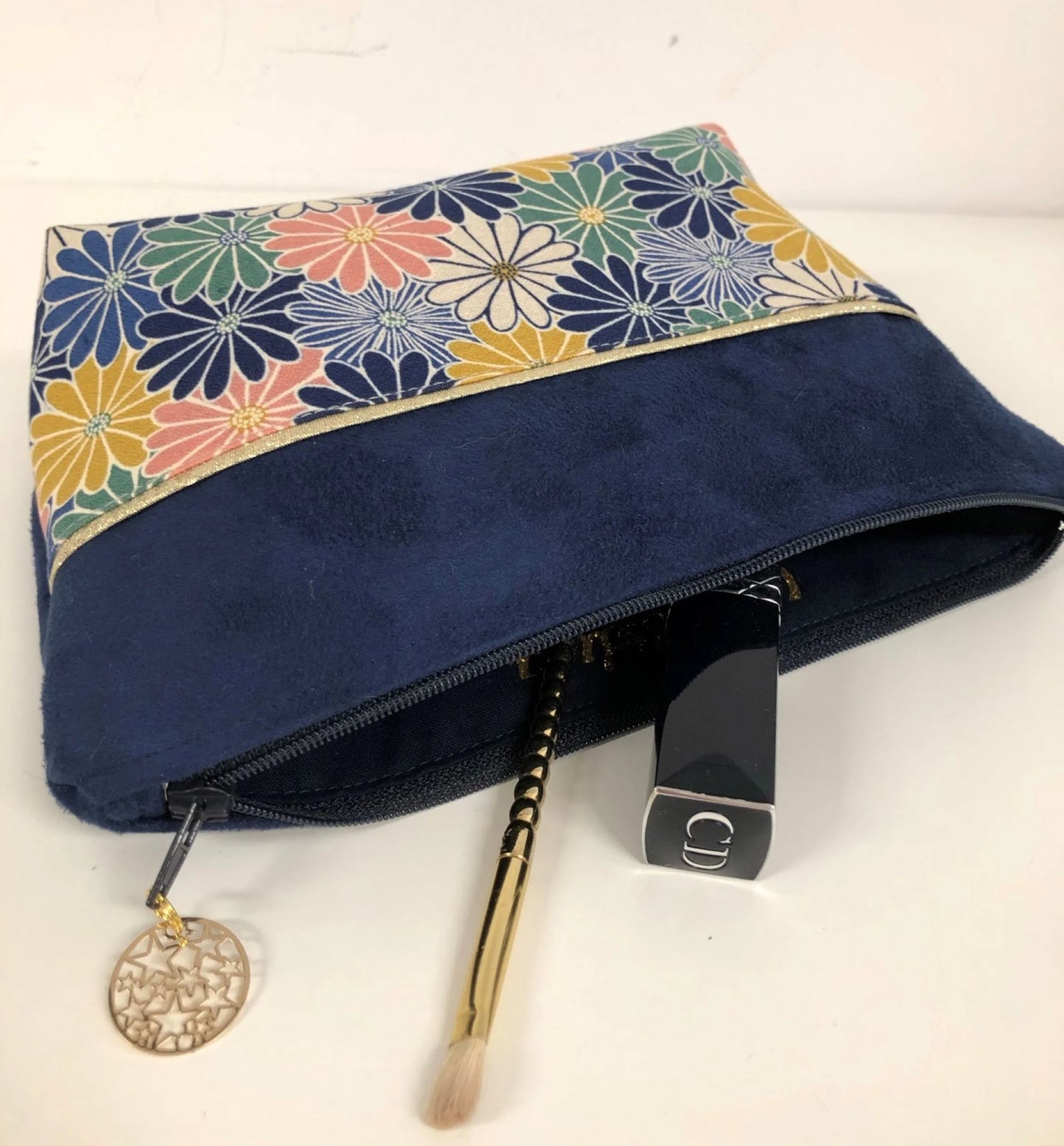 La pochette à maquillage bleu marine en tissu japonais fleuri Kiku, entrouverte.