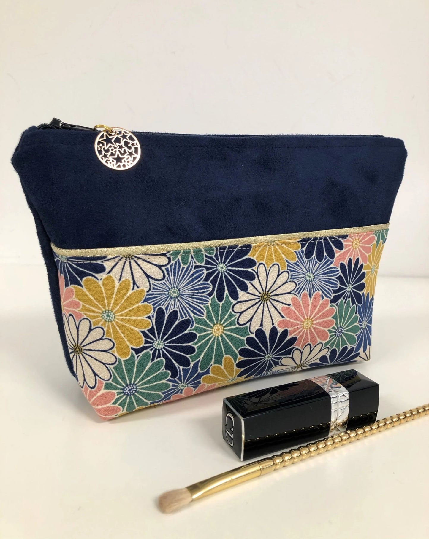 Vue de face de la pochette à maquillage bleu marine en tissu japonais fleuri Kiku