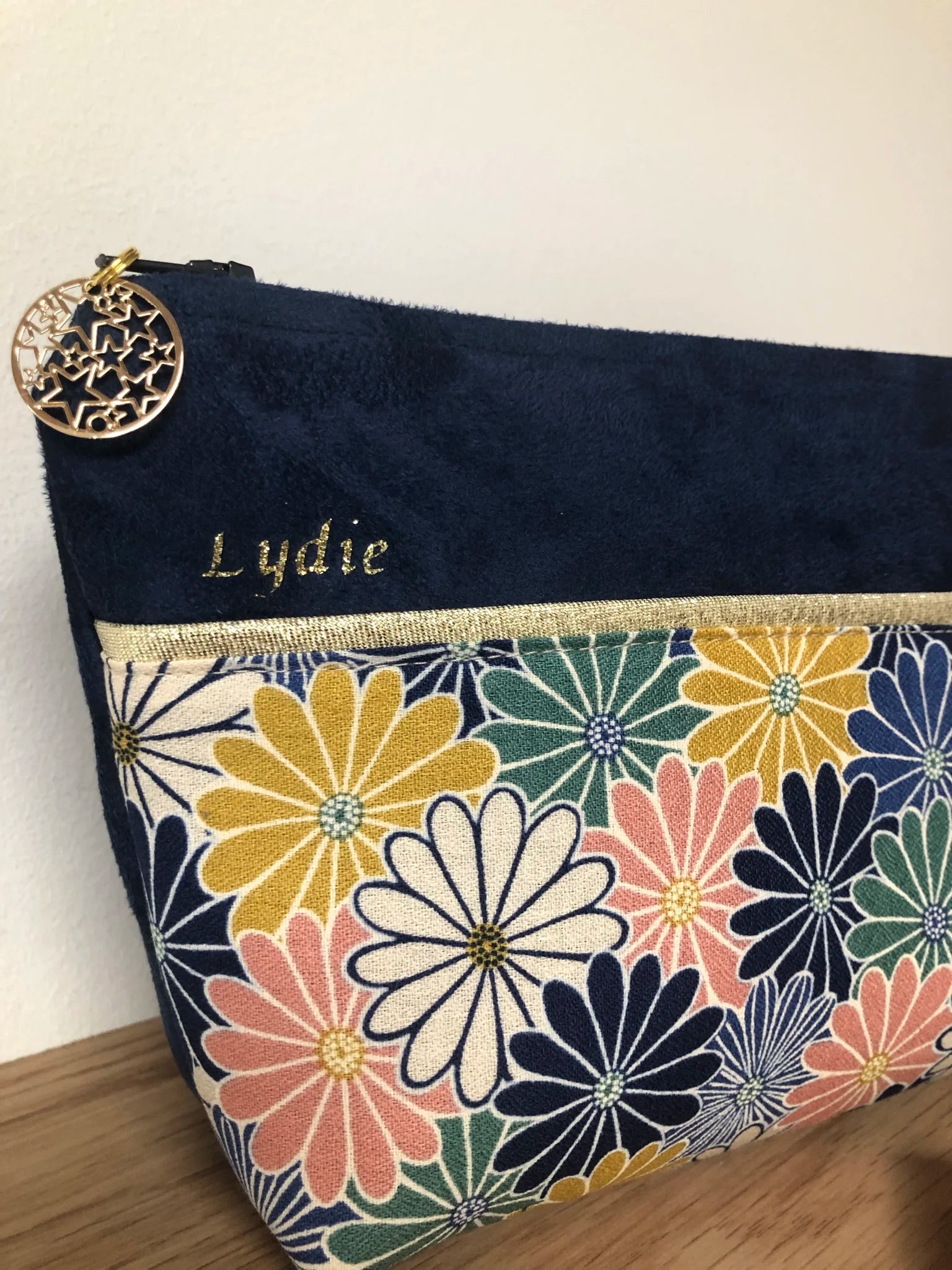 Exemple de personnalisation de la pochette à maquillage bleu marine en tissu japonais fleuri Kiku