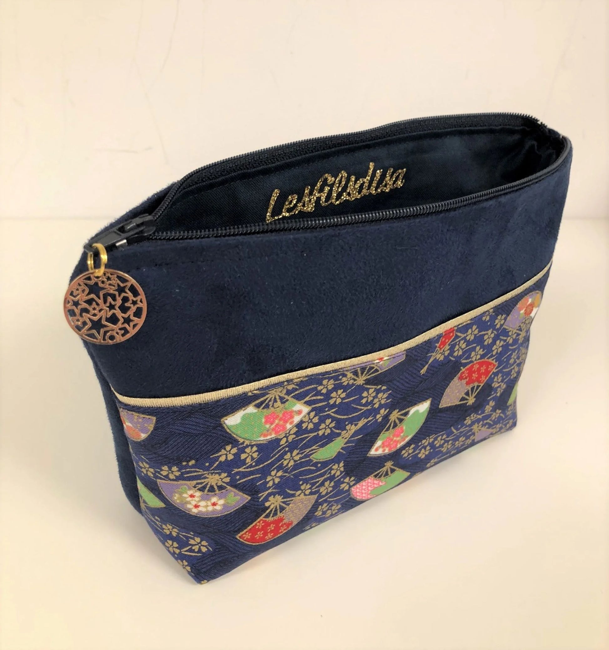 L'intérieur de la pochette à maquillage bleu marine en tissu japonais Sakura éventails.