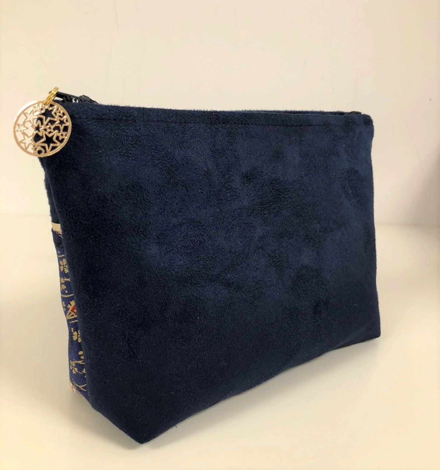 Vue de dos de La pochette à maquillage bleu marine en tissu japonais Sakura éventails