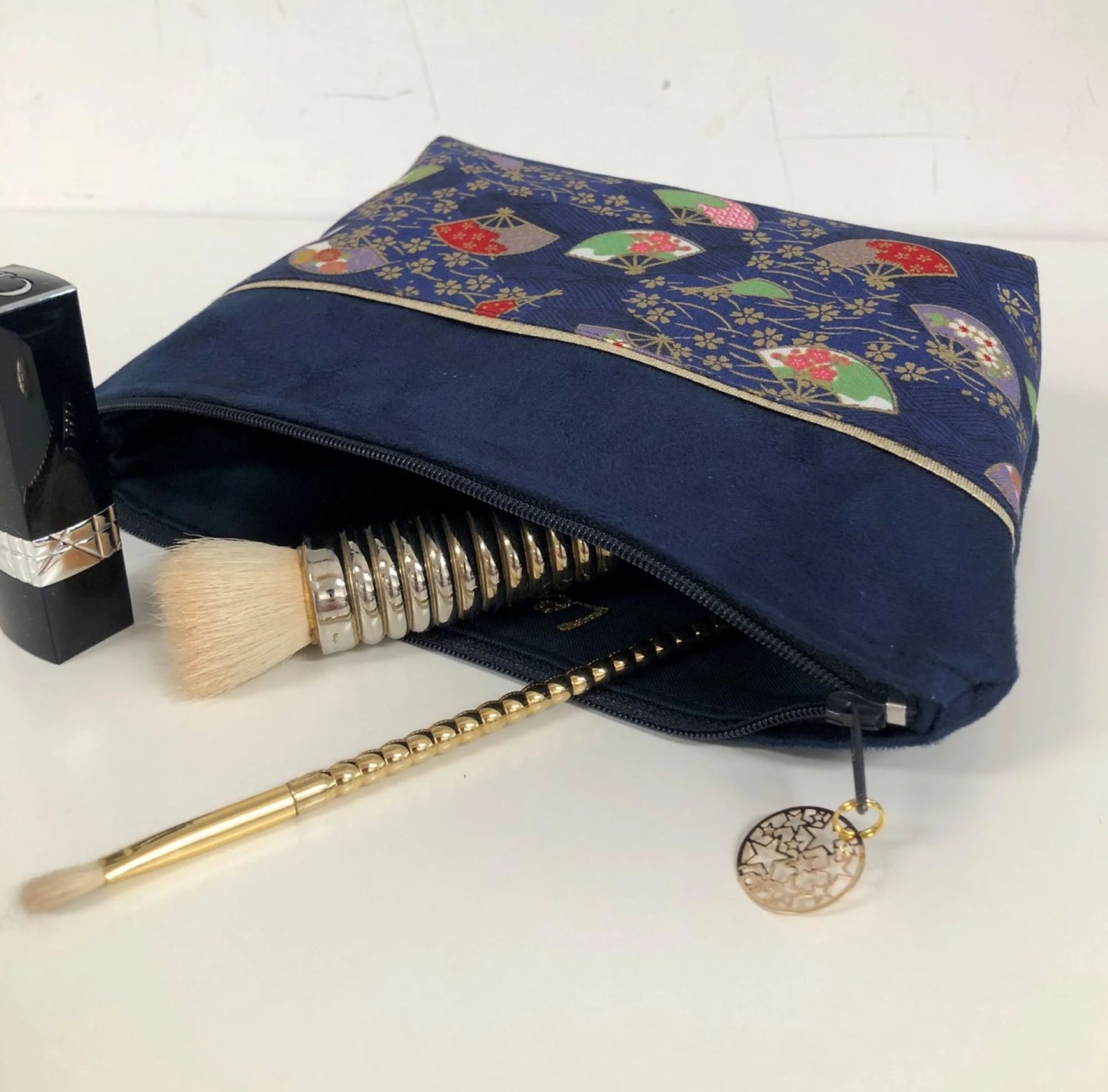 La pochette à maquillage bleu marine en tissu japonais Sakura éventails, ouverte