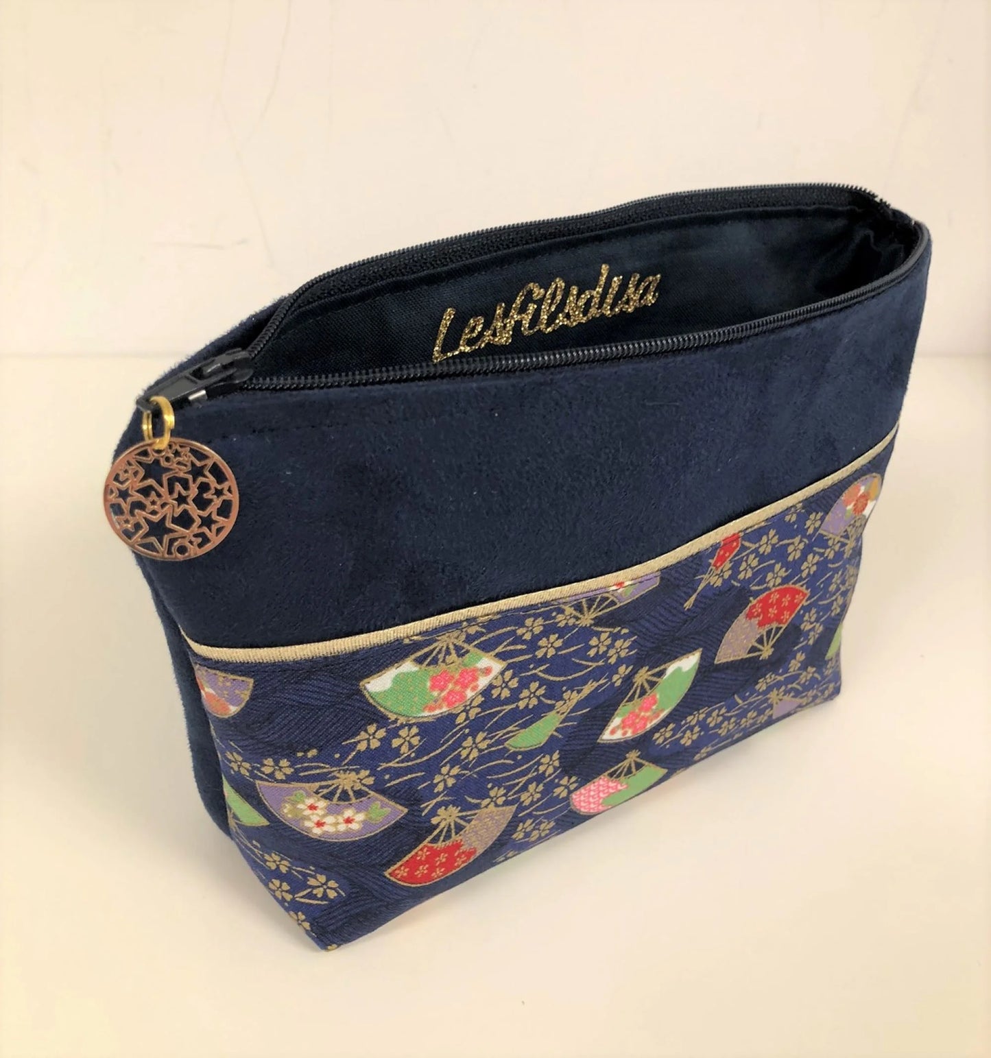 La pochette à maquillage bleu marine en tissu japonais Sakura éventails, ouverte.