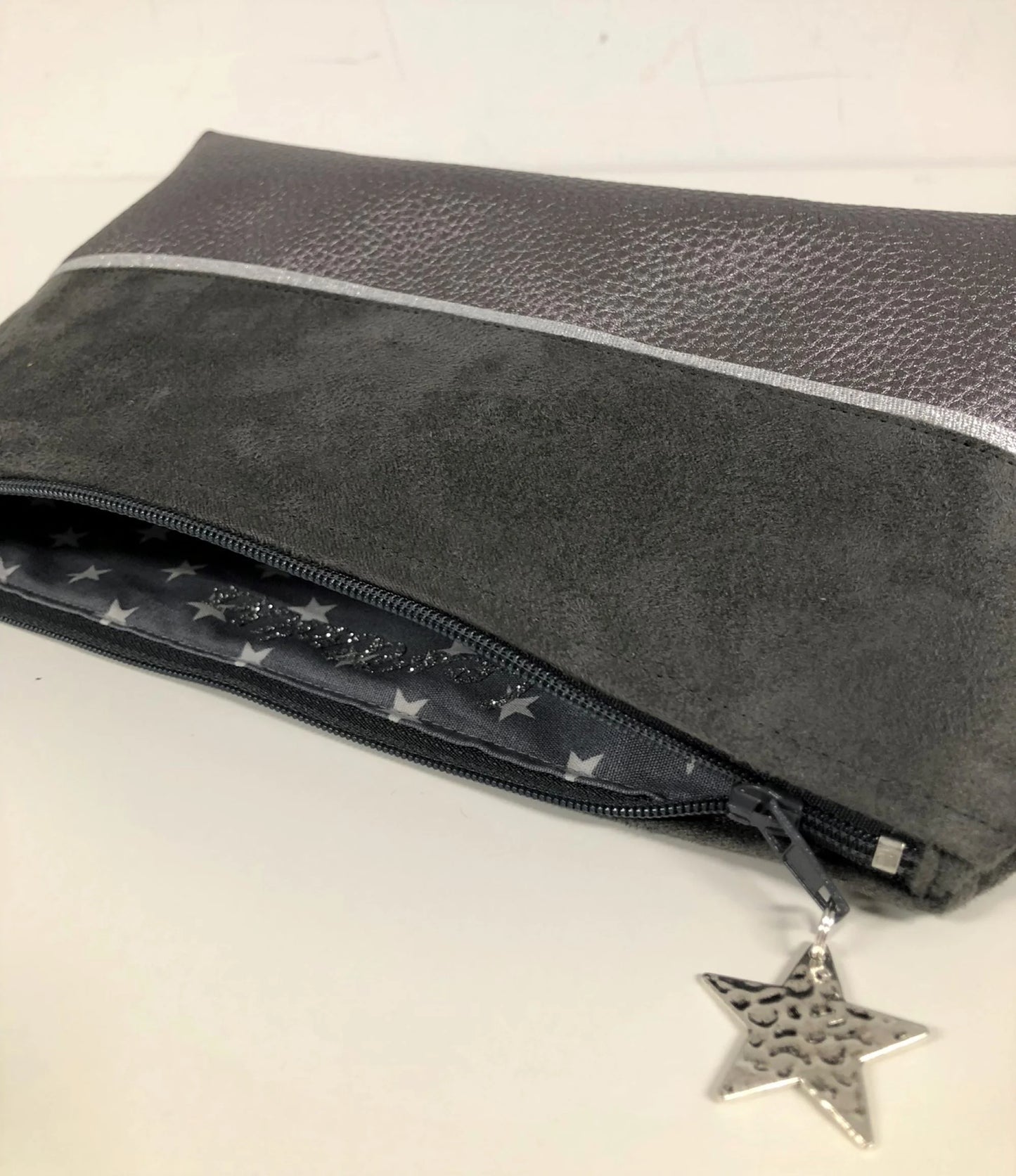 Vue intérieure de la pochette à maquillage grise et argentée.