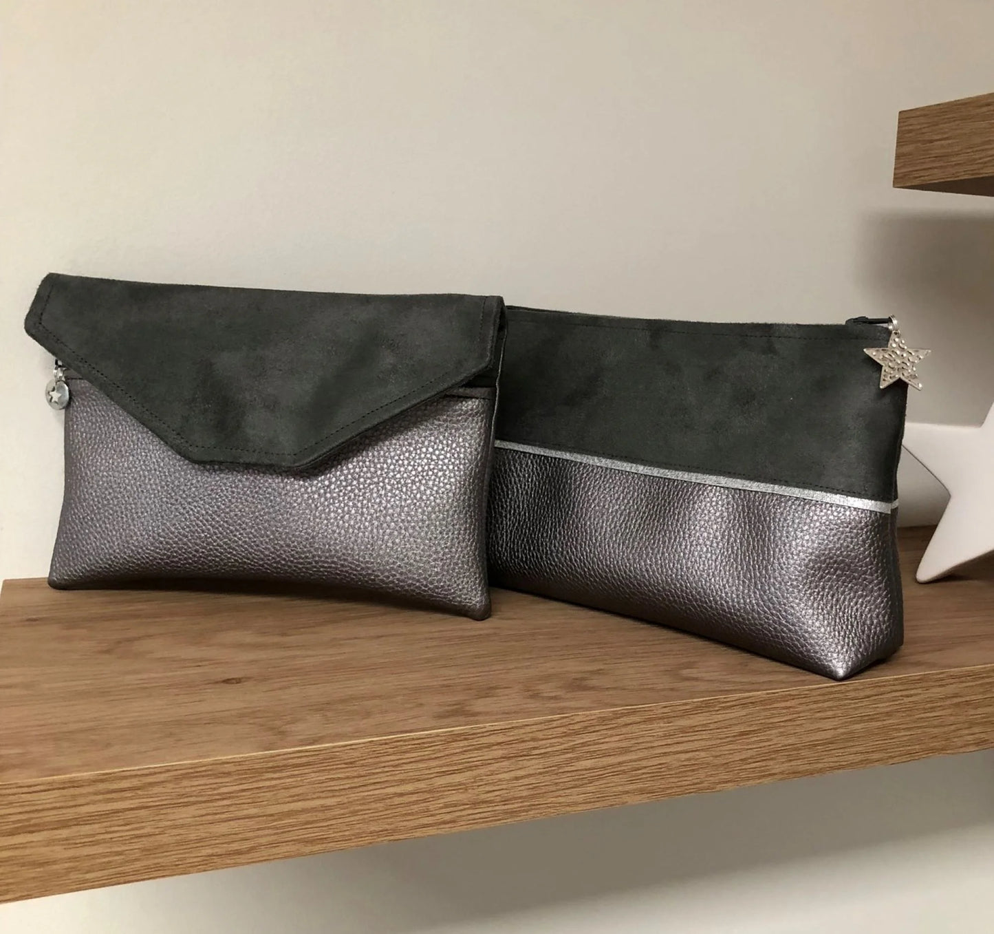 La pochette à maquillage grise et argentée, et le compagnon de sac assorti.