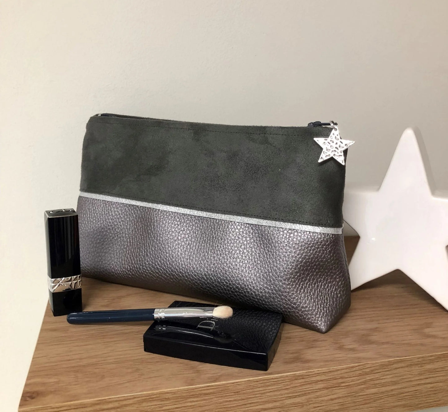 La pochette à maquillage grise et argentée, vue d'ensemble.