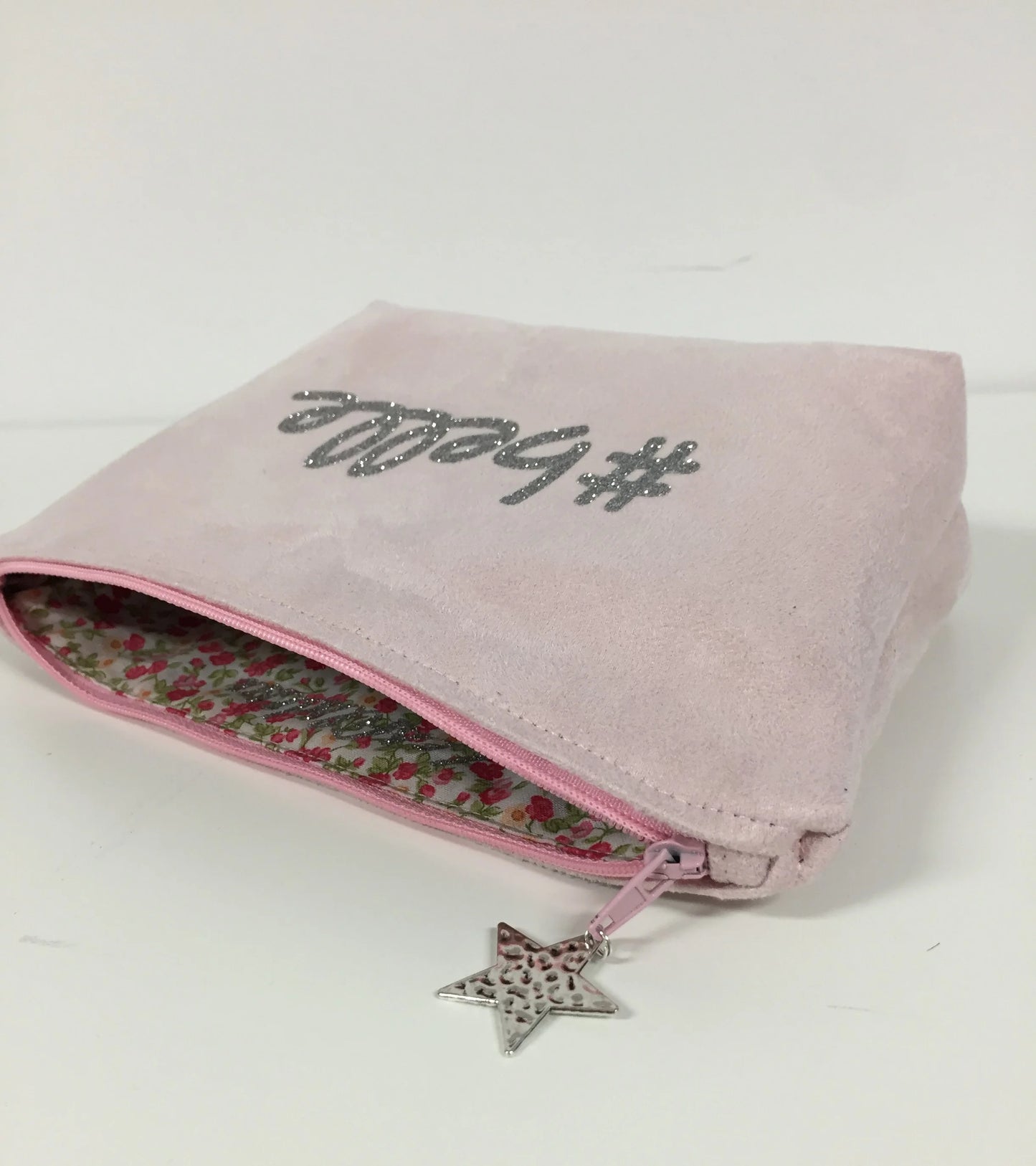 La pochette à maquillage rose pastel belle à paillettes argentées, ouverte.