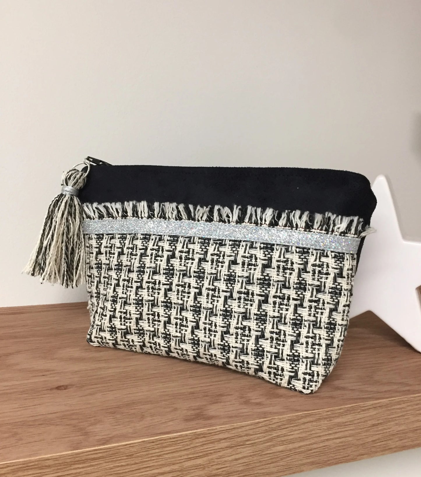 La pochette noire et écru en tweed style haute couture française, vue de face.