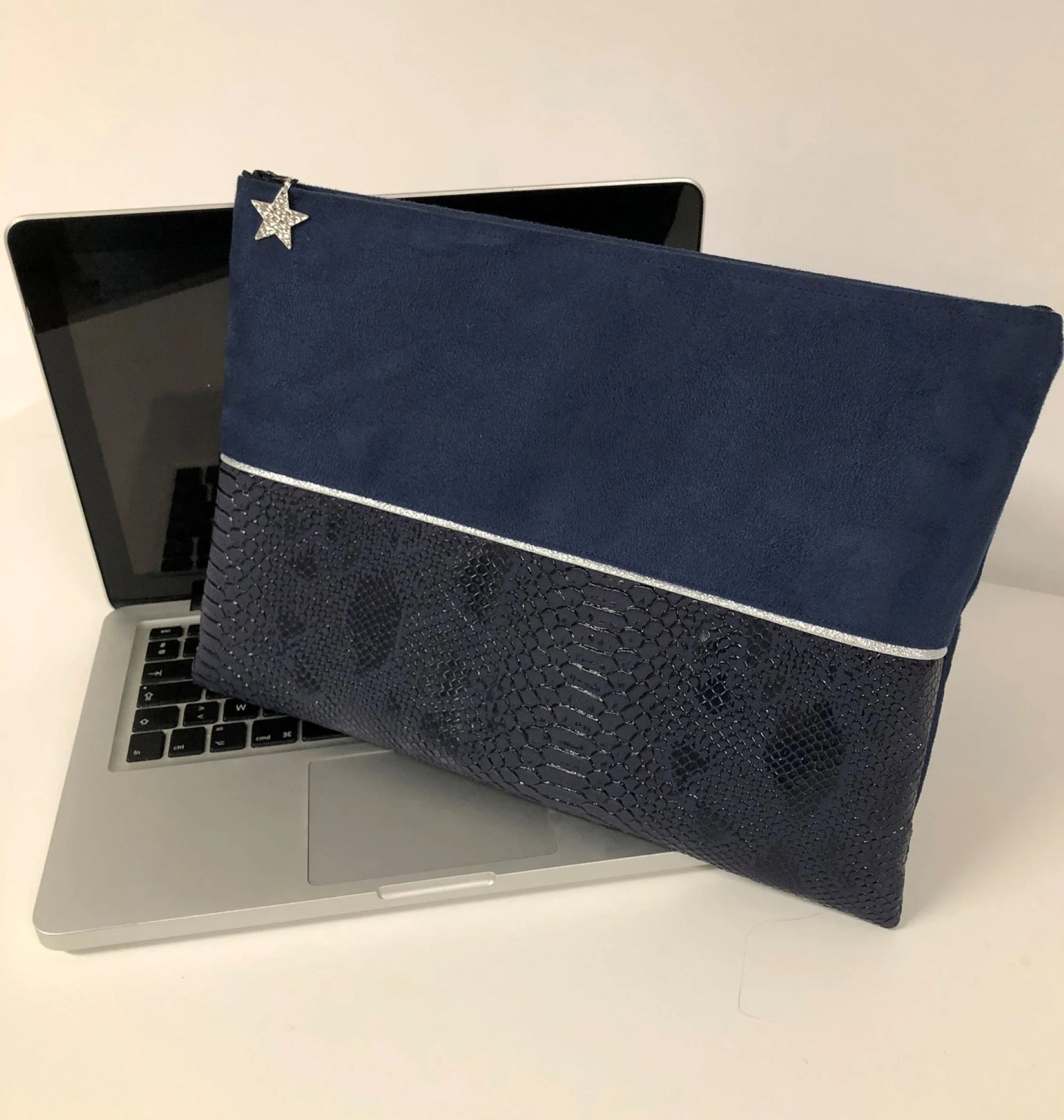 La pochette ordinateur bleu marine et argentée aspect reptile, format 13 pouces.