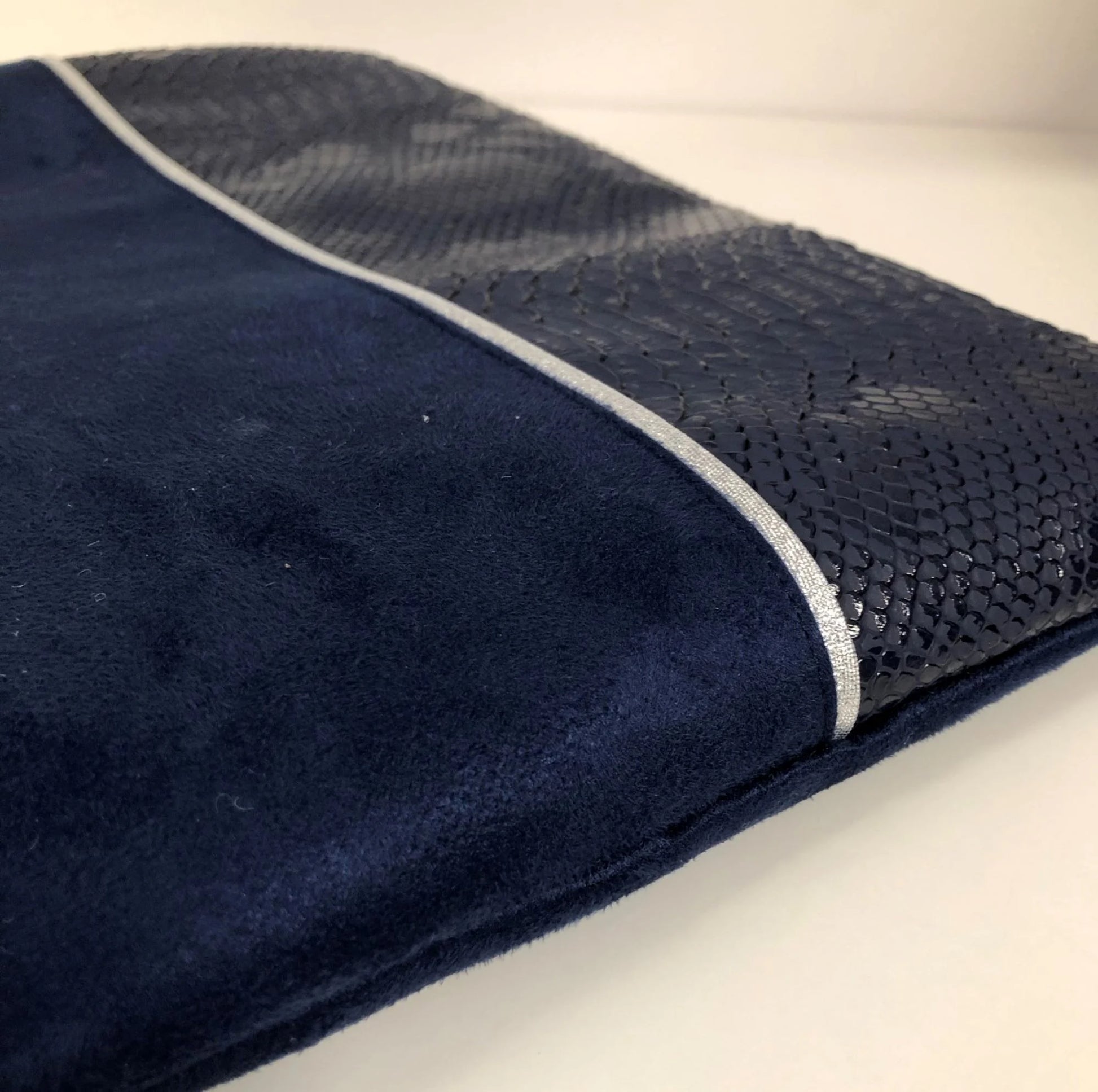Vue détaillée de la pochette ordinateur bleu marine et argentée aspect reptile