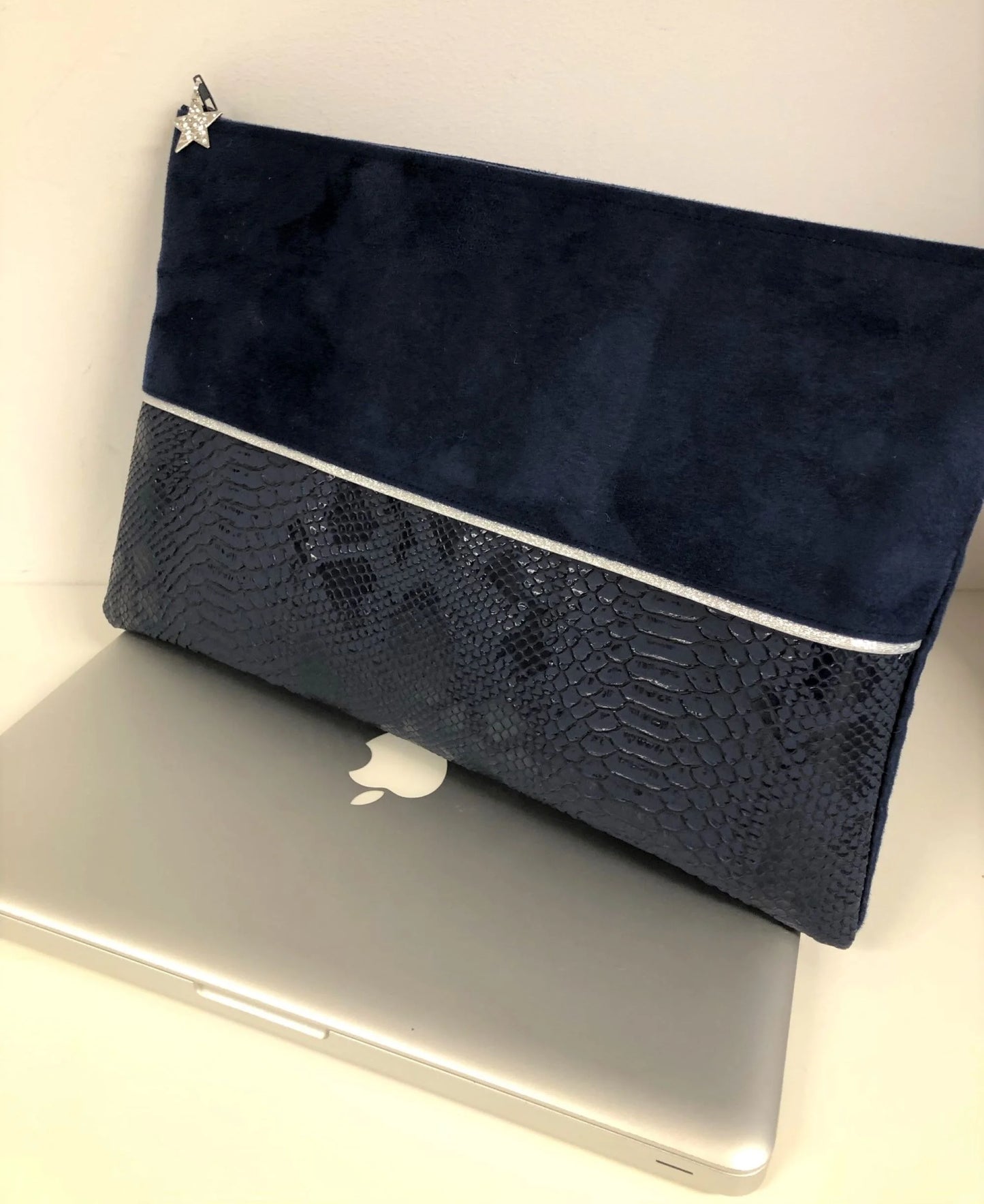 La pochette ordinateur bleu marine et argentée aspect reptile.
