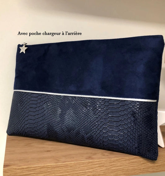 La pochette ordinateur bleu marine et argentée aspect reptile, avec poche chargeur, vus de face avant.