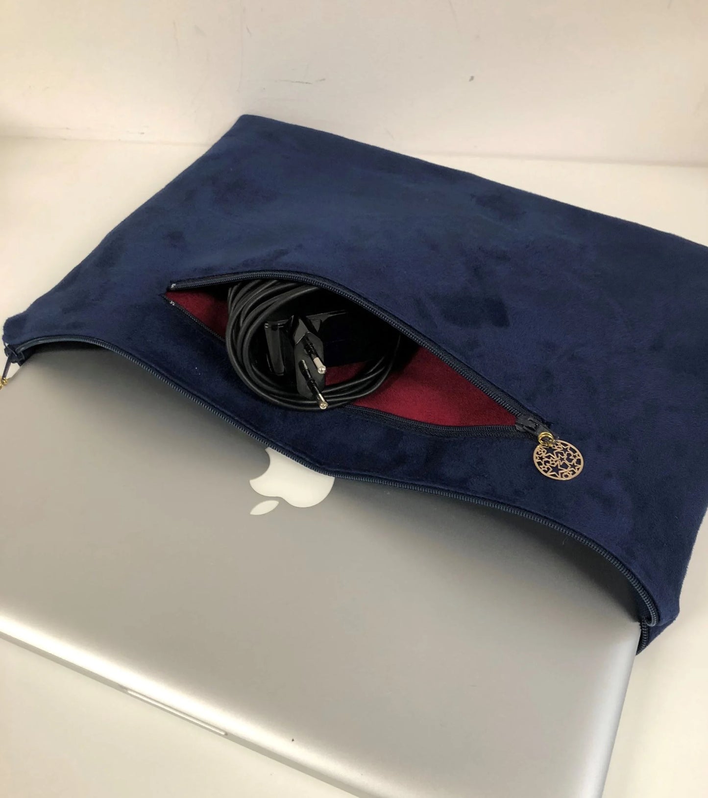 La poche arrière zippée pour le chargeur