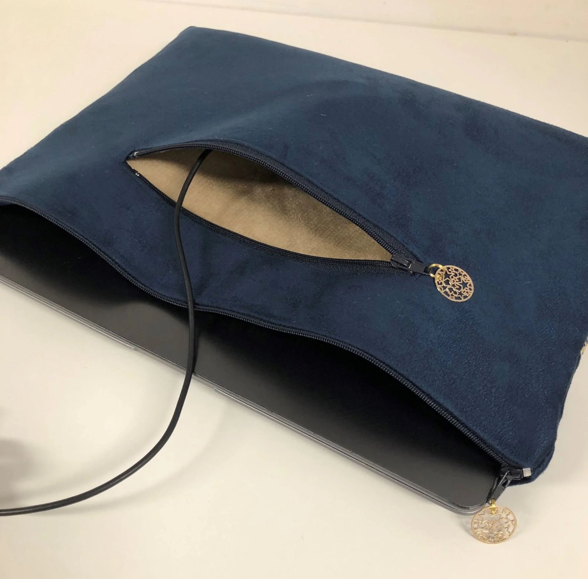 La poche chargeur à l'arrière de la pochette ordinateur bleu marine en tissu japonais Seigaiha.
