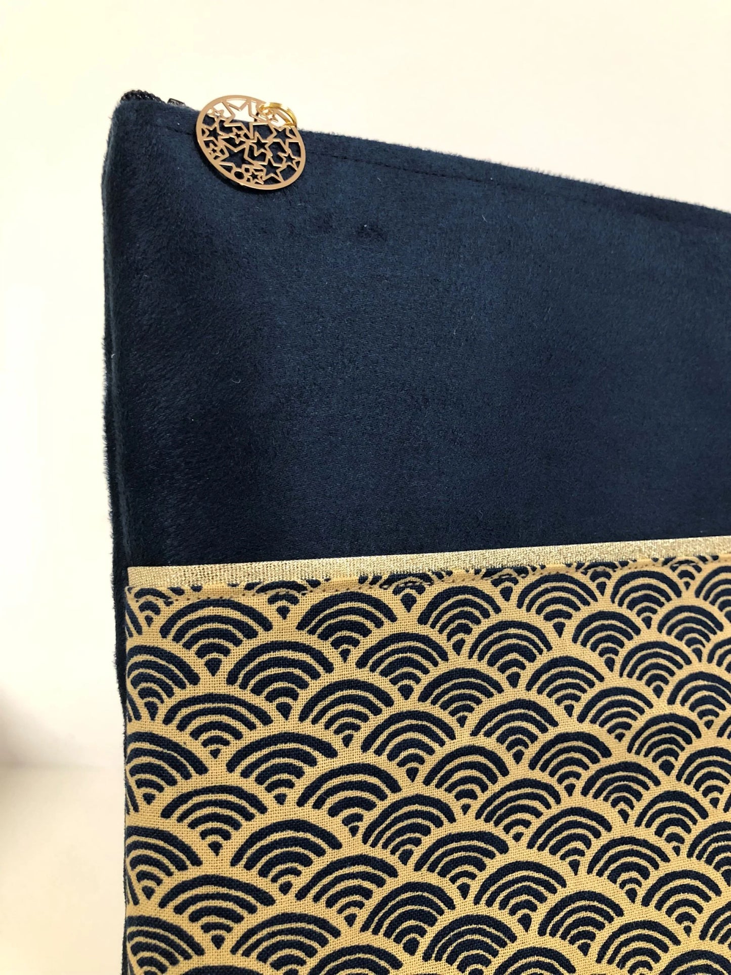 Vue détaillée de la pochette ordinateur bleu marine en tissu japonais Seigaiha