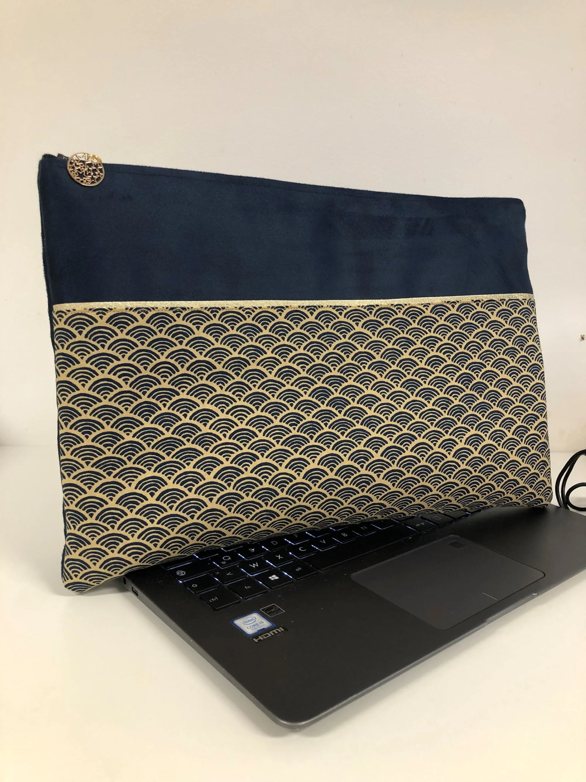 La pochette ordinateur bleu marine en tissu japonais Seigaiha, format 14 pouces.