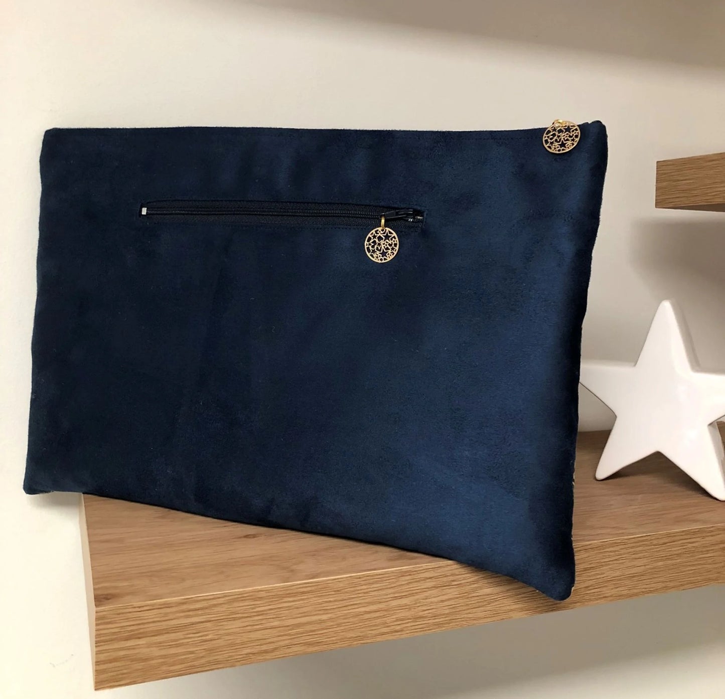 Face arrière de la pochette ordinateur bleu marine en tissu japonais Seigaiha