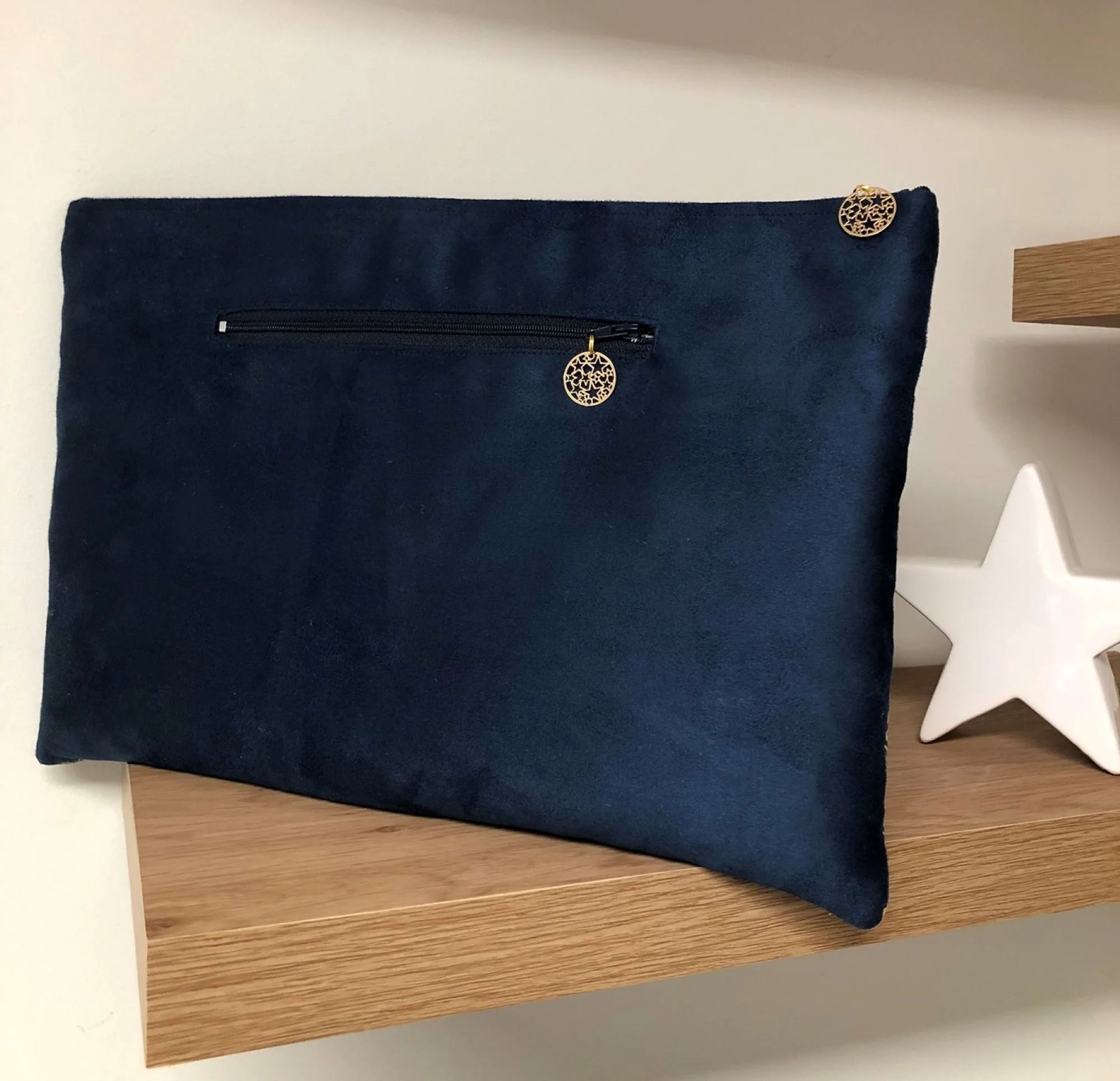 Face arrière de la pochette ordinateur bleu marine en tissu japonais Seigaiha