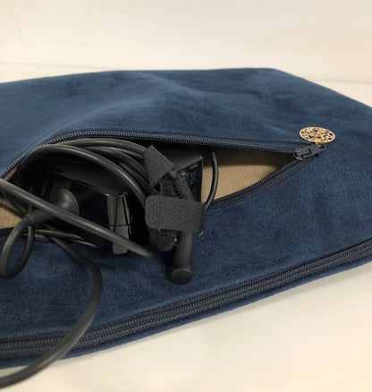 La poche arrière avec le chargeur de la pochette ordinateur bleu marine en tissu japonais Seigaiha
