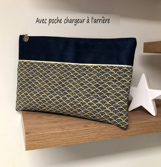 La pochette ordinateur bleu marine en tissu japonais Seigaiha, face avant.