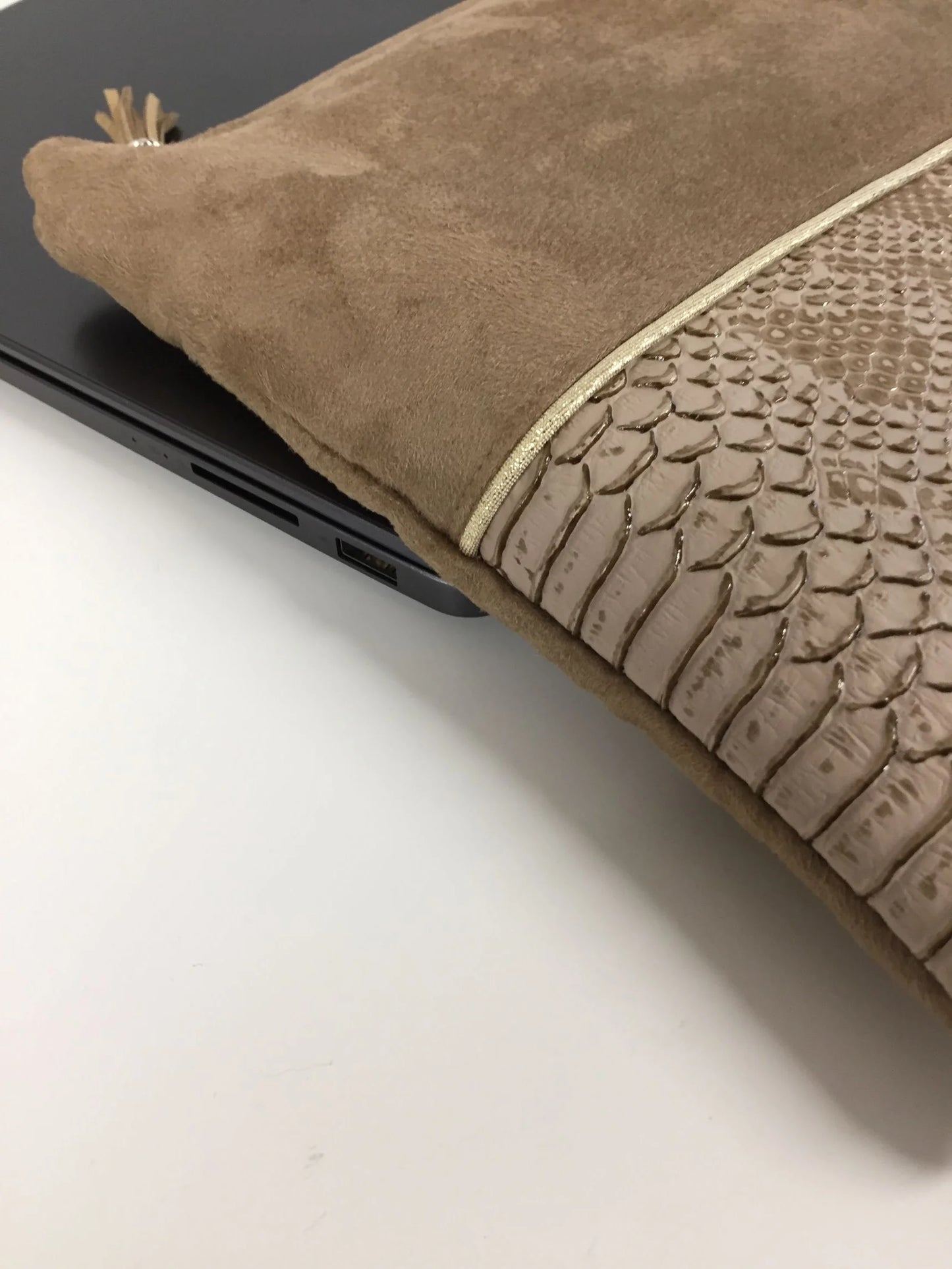 Vue détaillée de la pochette ordinateur camel et dorée aspect reptile.