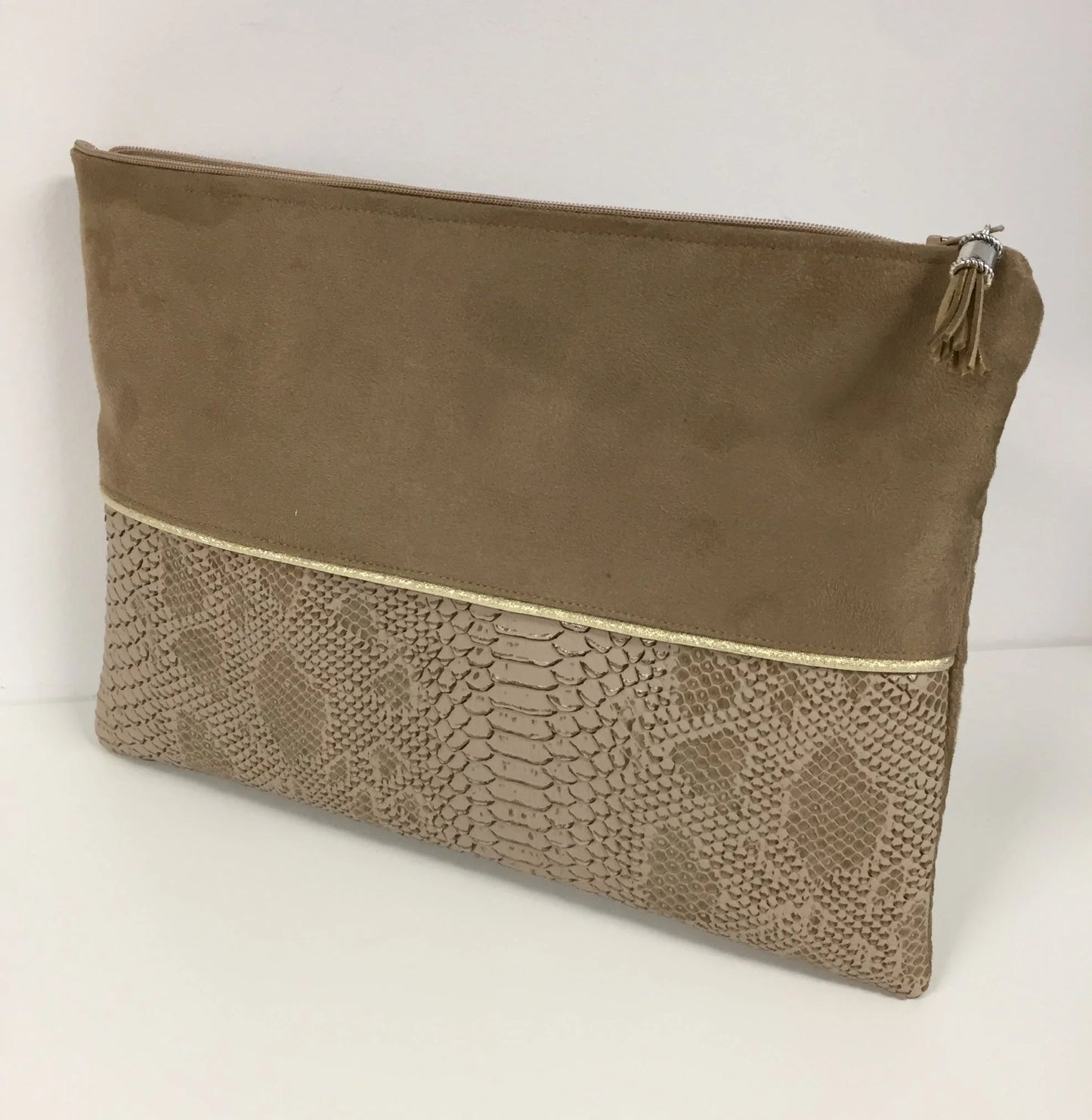 La pochette ordinateur camel et dorée aspect reptile, format 13 pouces.