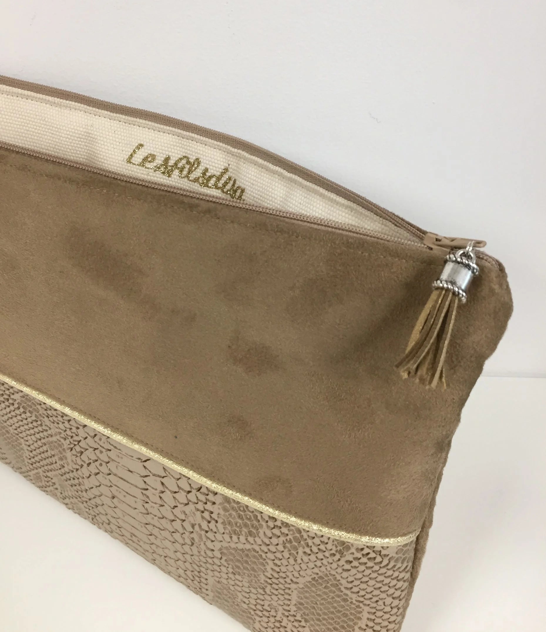 Vue ouverte de la pochette ordinateur camel et dorée aspect reptile.