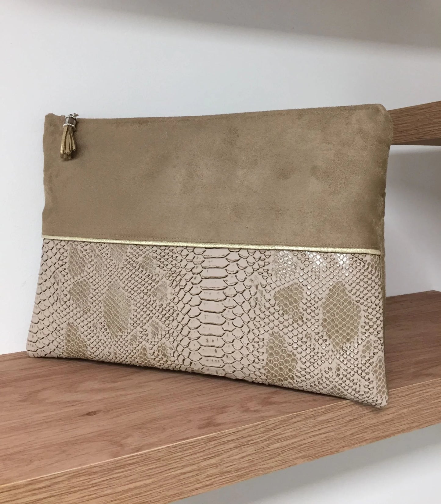 La pochette ordinateur camel et dorée aspect reptile, format 15,6 pouces.