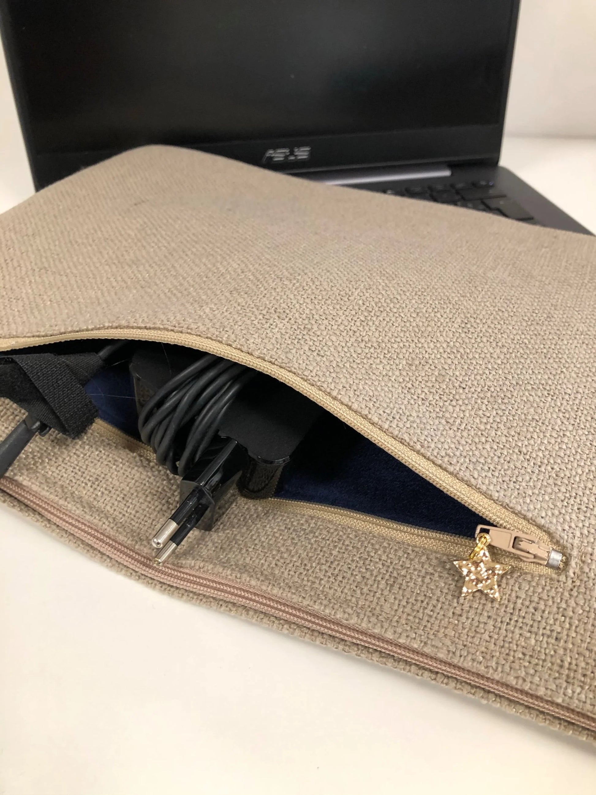 La poche chargeur à l'arrière de la pochette ordinateur en lin et tissu japonais Seigaiha.