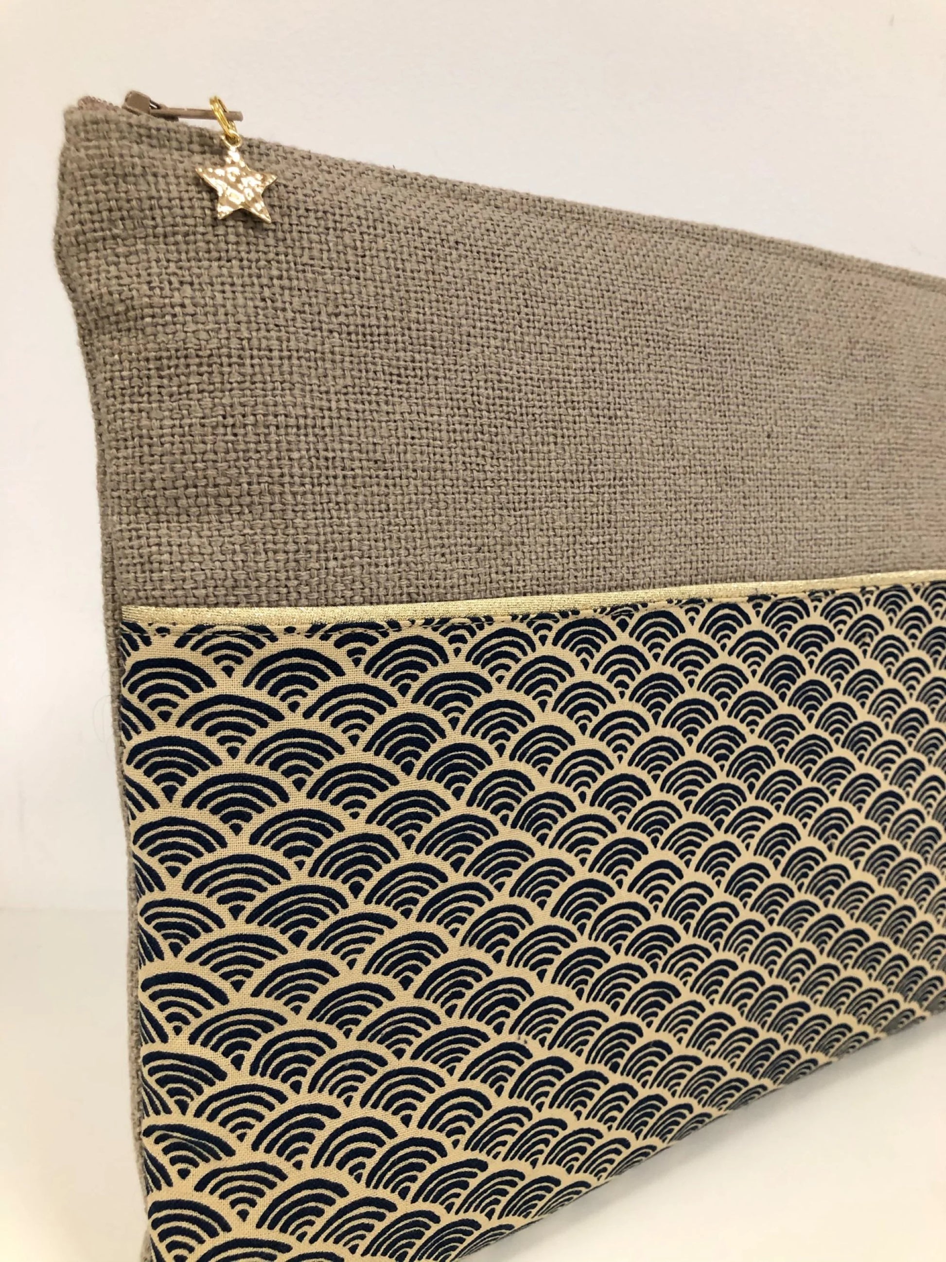 Vue détaillée de la pochette ordinateur en lin et tissu japonais Seigaiha.