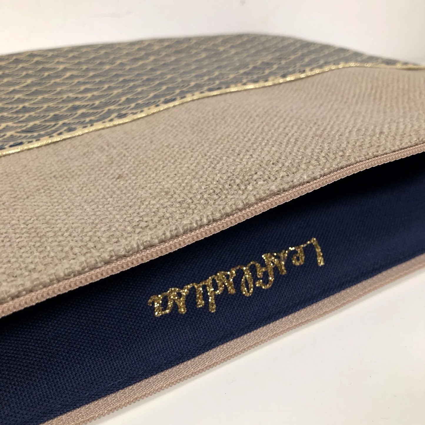L'intérieur de la pochette ordinateur en lin et tissu japonais Seigaiha.