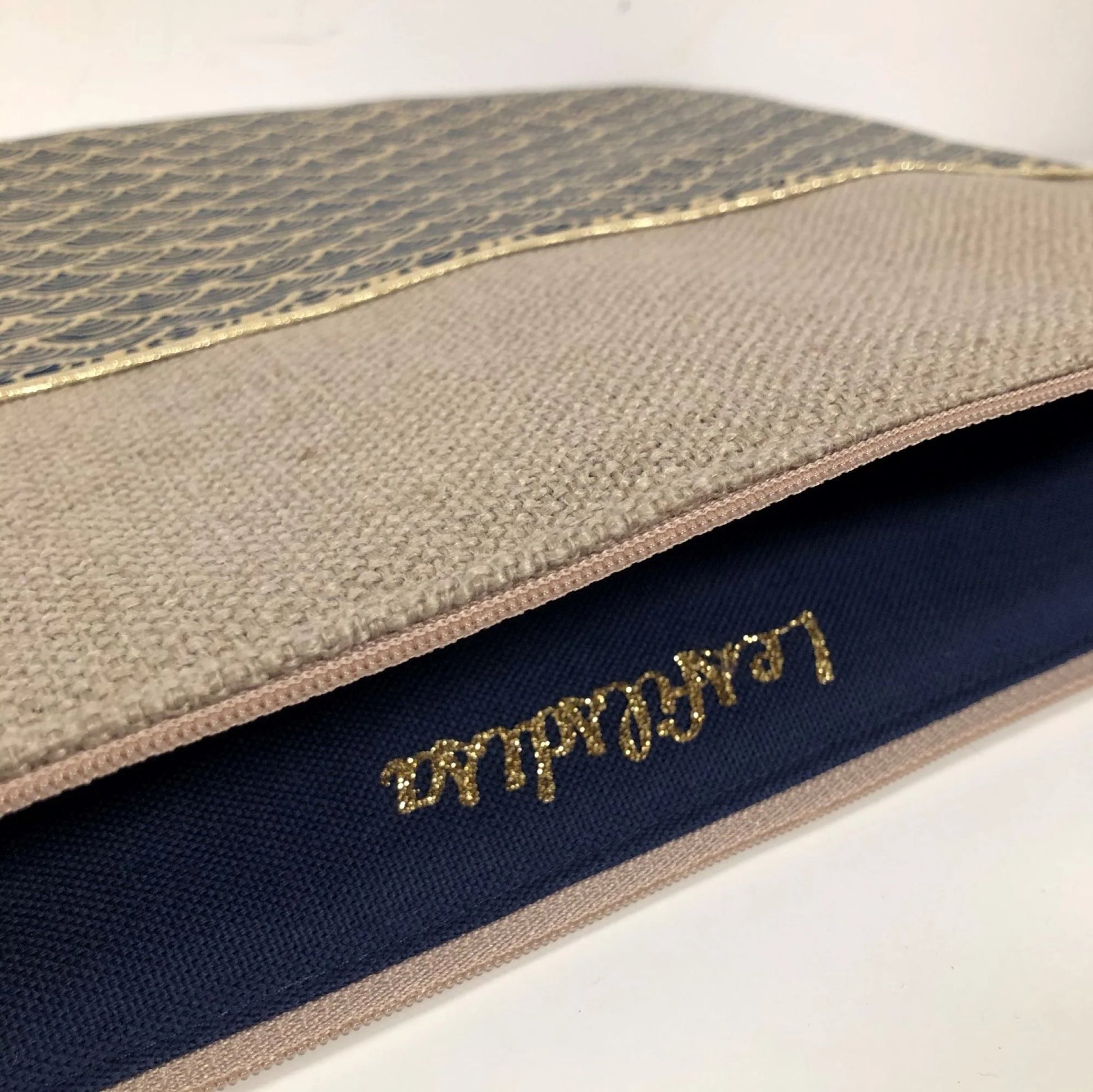 L'intérieur de la pochette ordinateur en lin et tissu japonais Seigaiha.