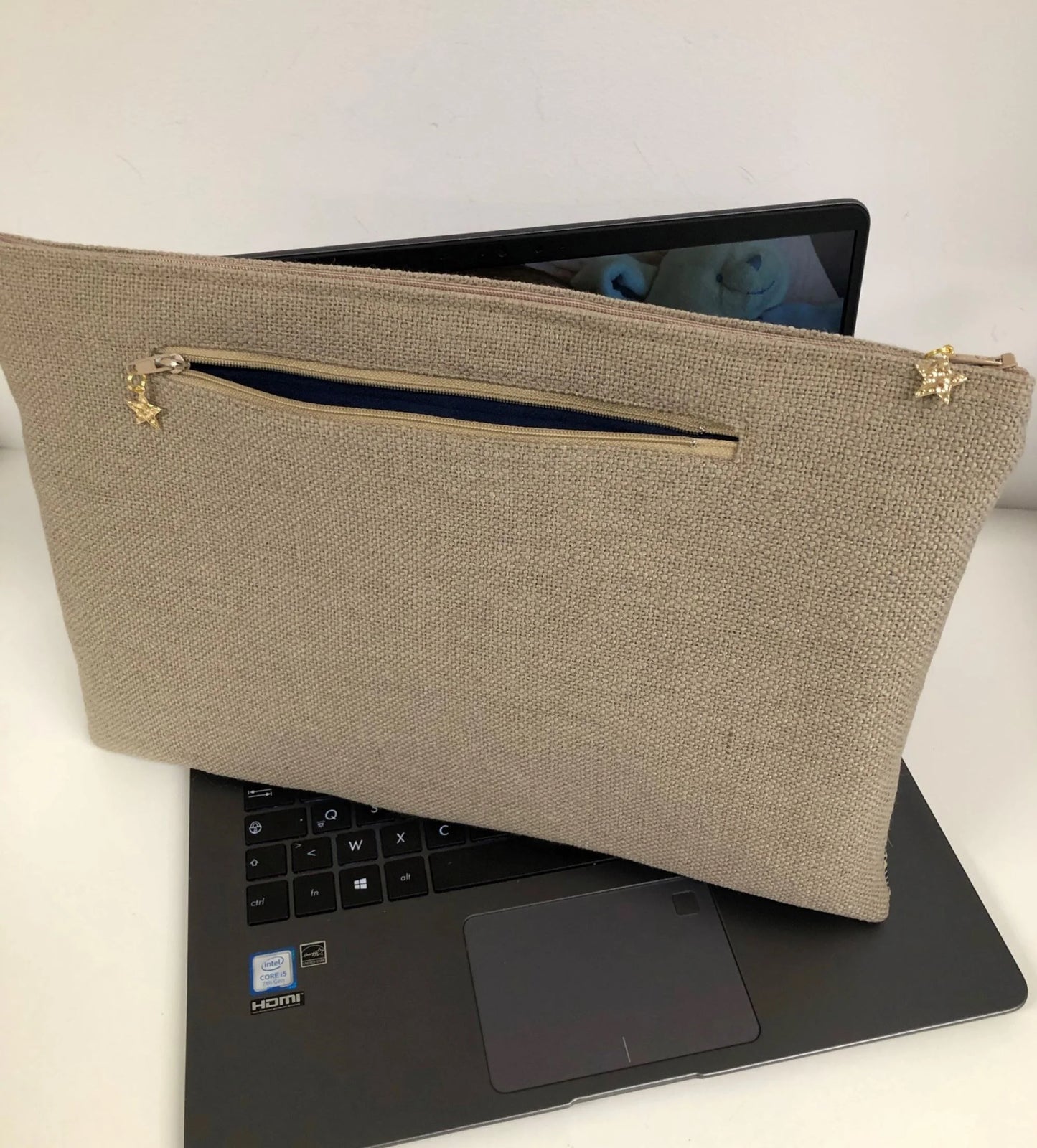 Face arrière de la pochette ordinateur en lin et tissu japonais Seigaiha.