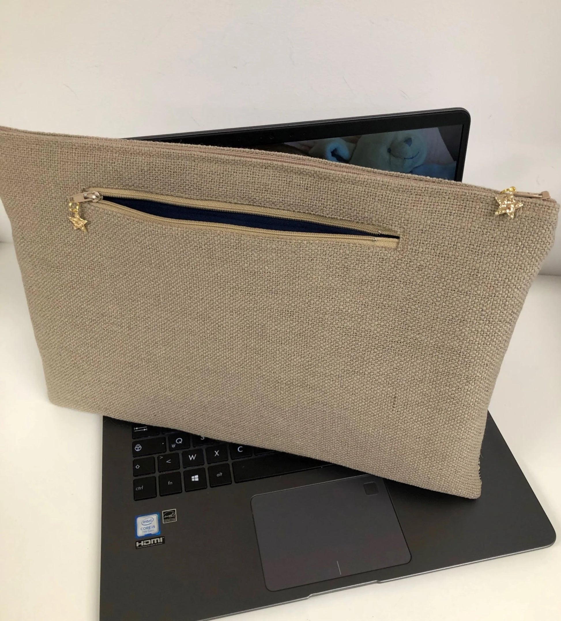 Face arrière de la pochette ordinateur en lin et tissu japonais Seigaiha.