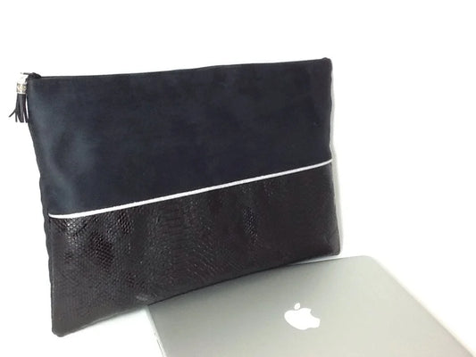 La pochette ordinateur noir et argenté aspect reptile , face avant.