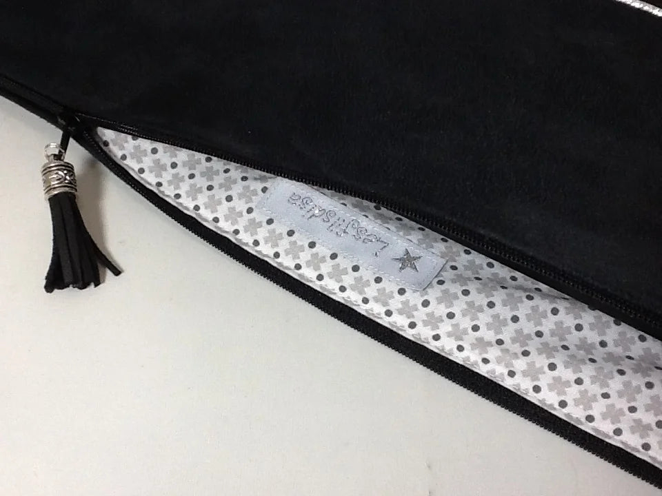 L'intérieur de la pochette ordinateur noir et argenté aspect reptile.