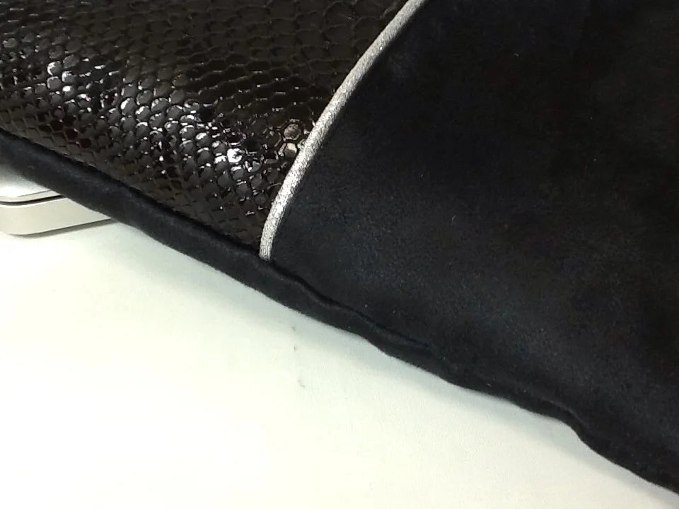 Vue détaillée de la face avant de la pochette ordinateur noir et argenté aspect reptile.