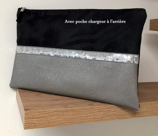 La pochette ordinateur noir et gris à paillettes argentées avec poche chargeur à l'arrière.