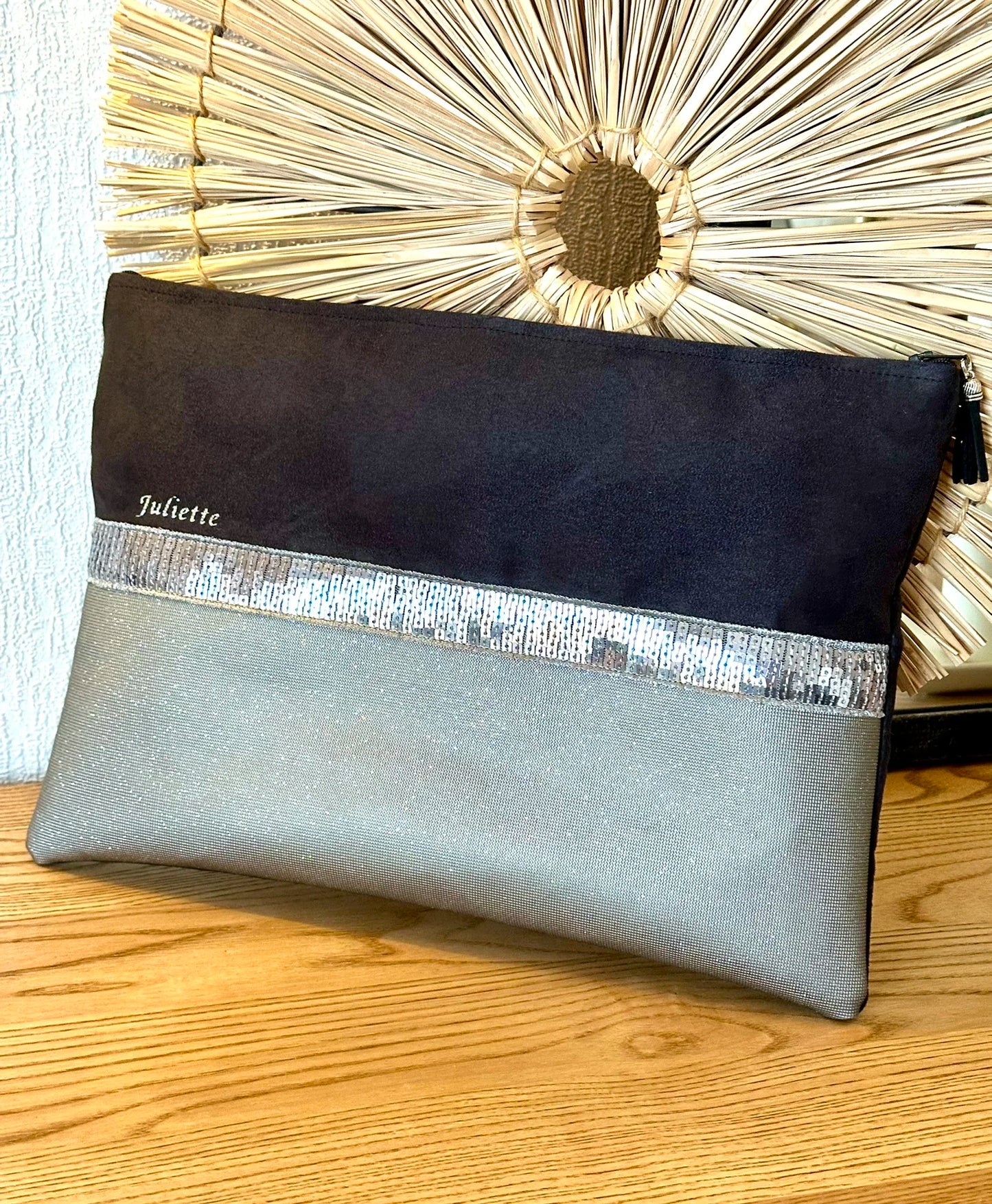 Exemple de personnalisation extérieure de la La pochette ordinateur noir et gris à paillettes argentées.