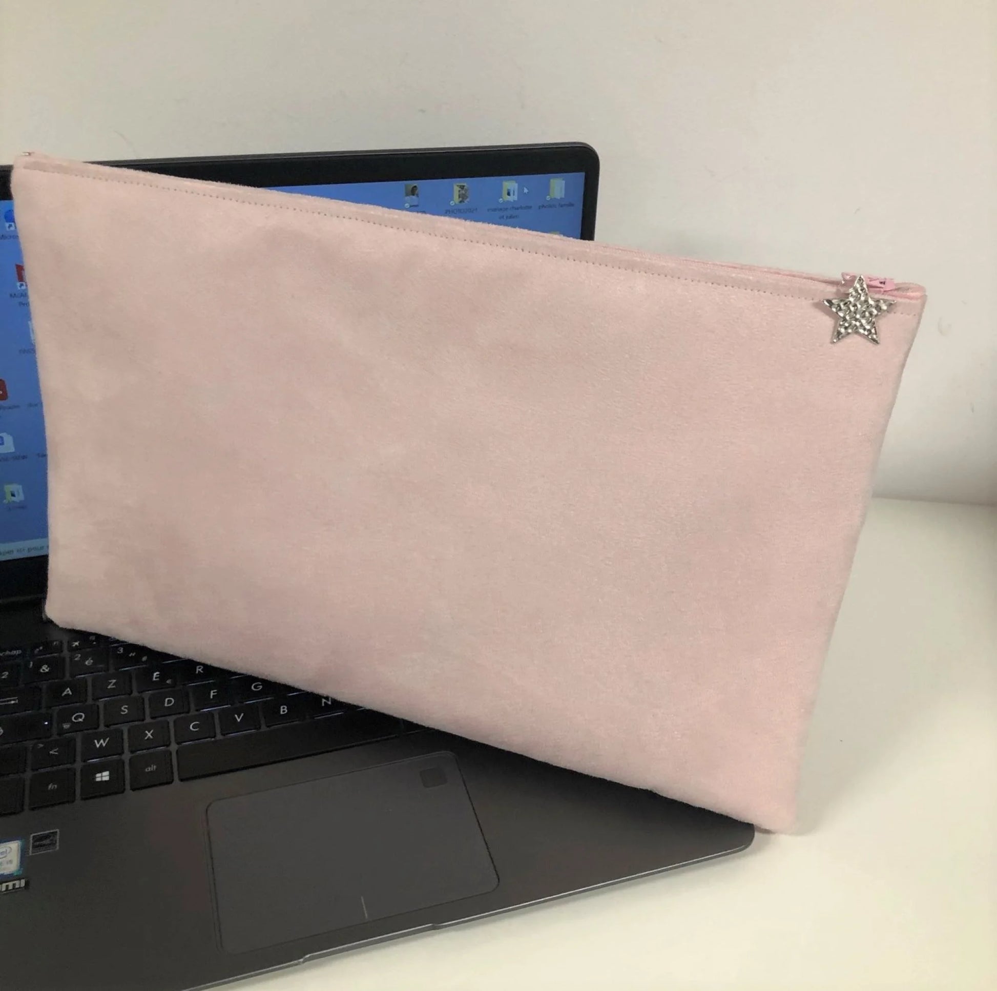 La pochette ordinateur rose pâle et argentée aspect reptile, face arrière.