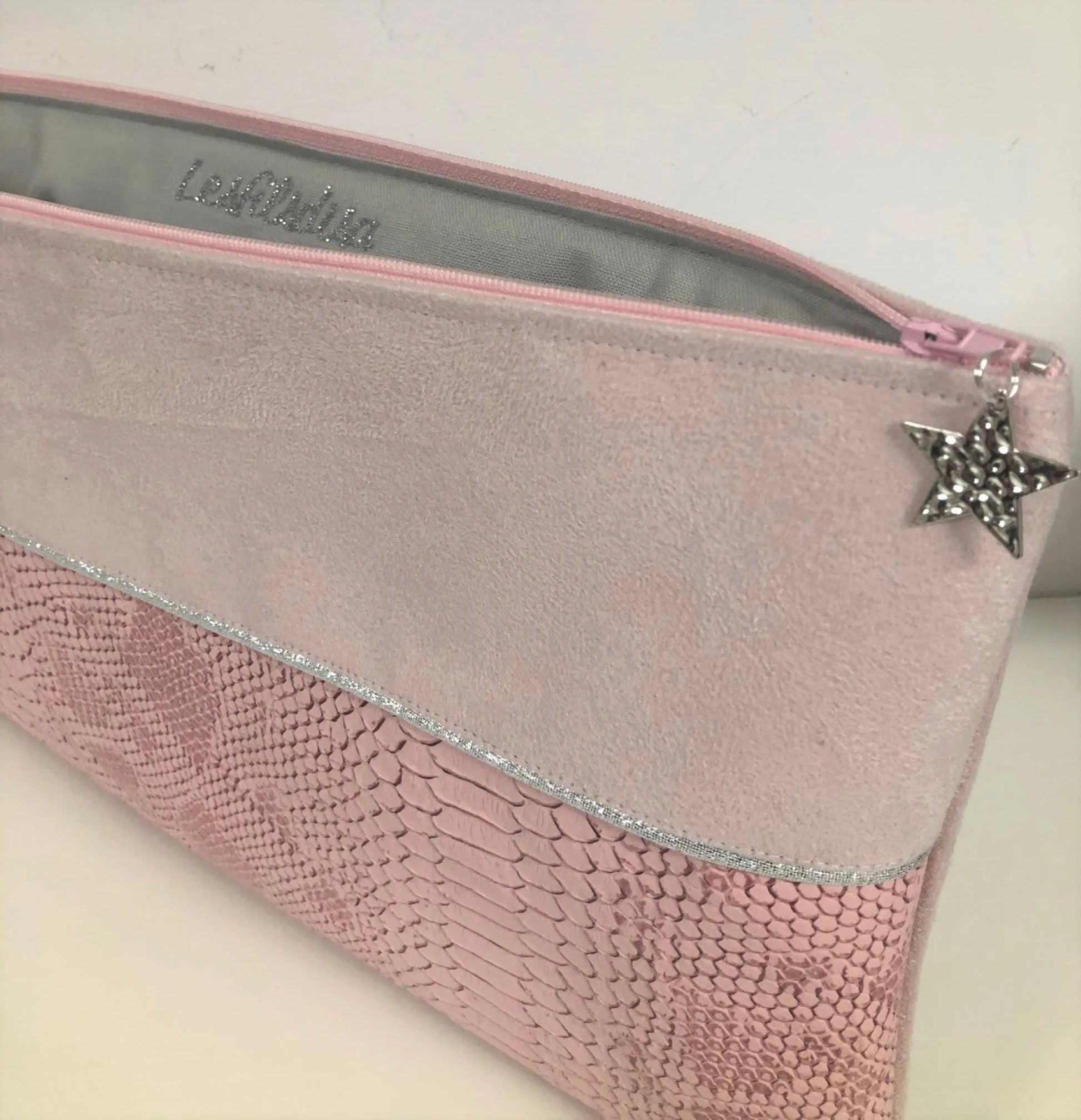 Vue intérieure de la pochette ordinateur rose pâle et argentée aspect reptile.