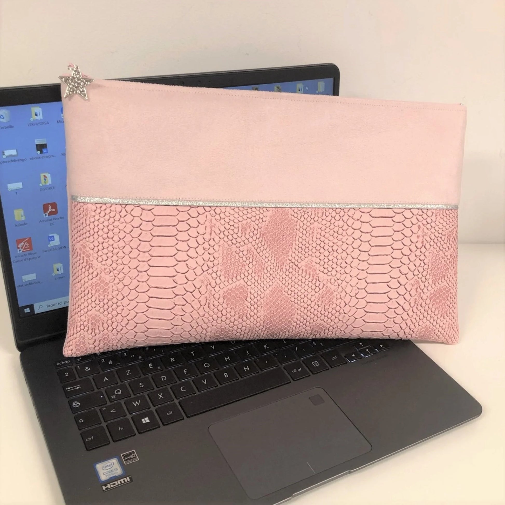 La pochette ordinateur rose pâle et argentée aspect reptile, format 14 pouces.